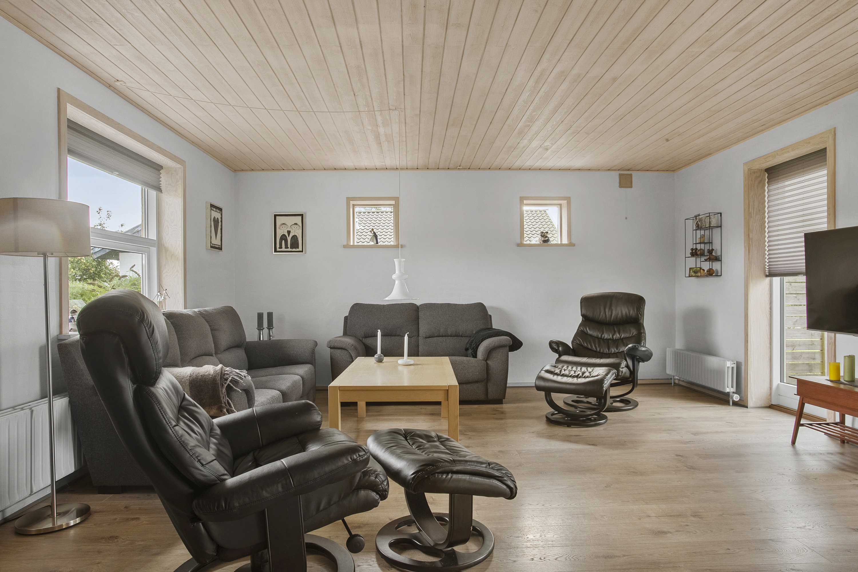 Fremhævet stue billede i fuldskærmstilstand. Billede af Kastanievej 15, 6600 Vejen