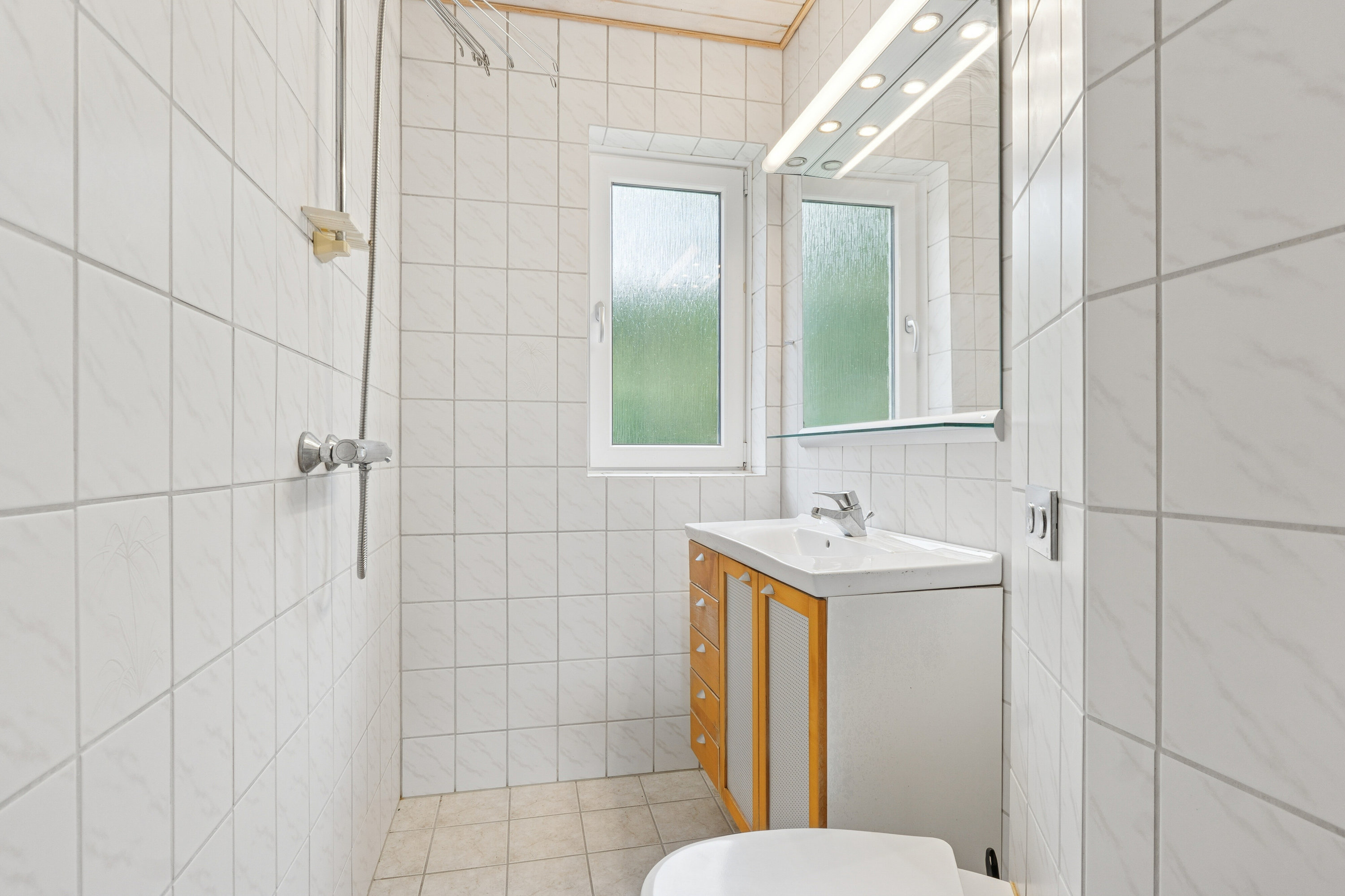 Fremhævet badeværelse billede i fuldskærmstilstand. Billede af Halvorsmindevej 9, 9800 Hjørring