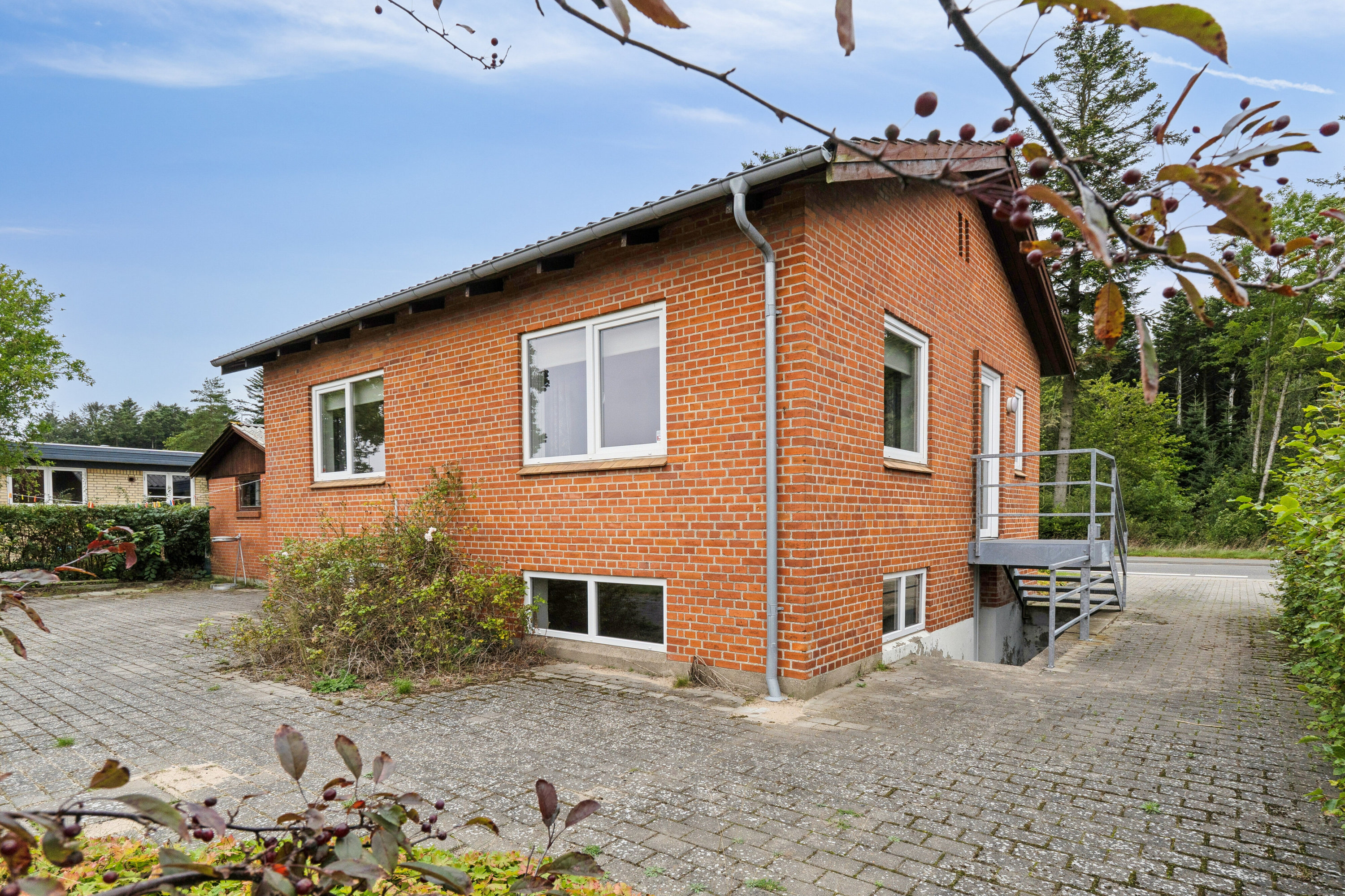 Miniaturebillede 1: set fra haven. Billede af Halvorsmindevej 9, 9800 Hjørring