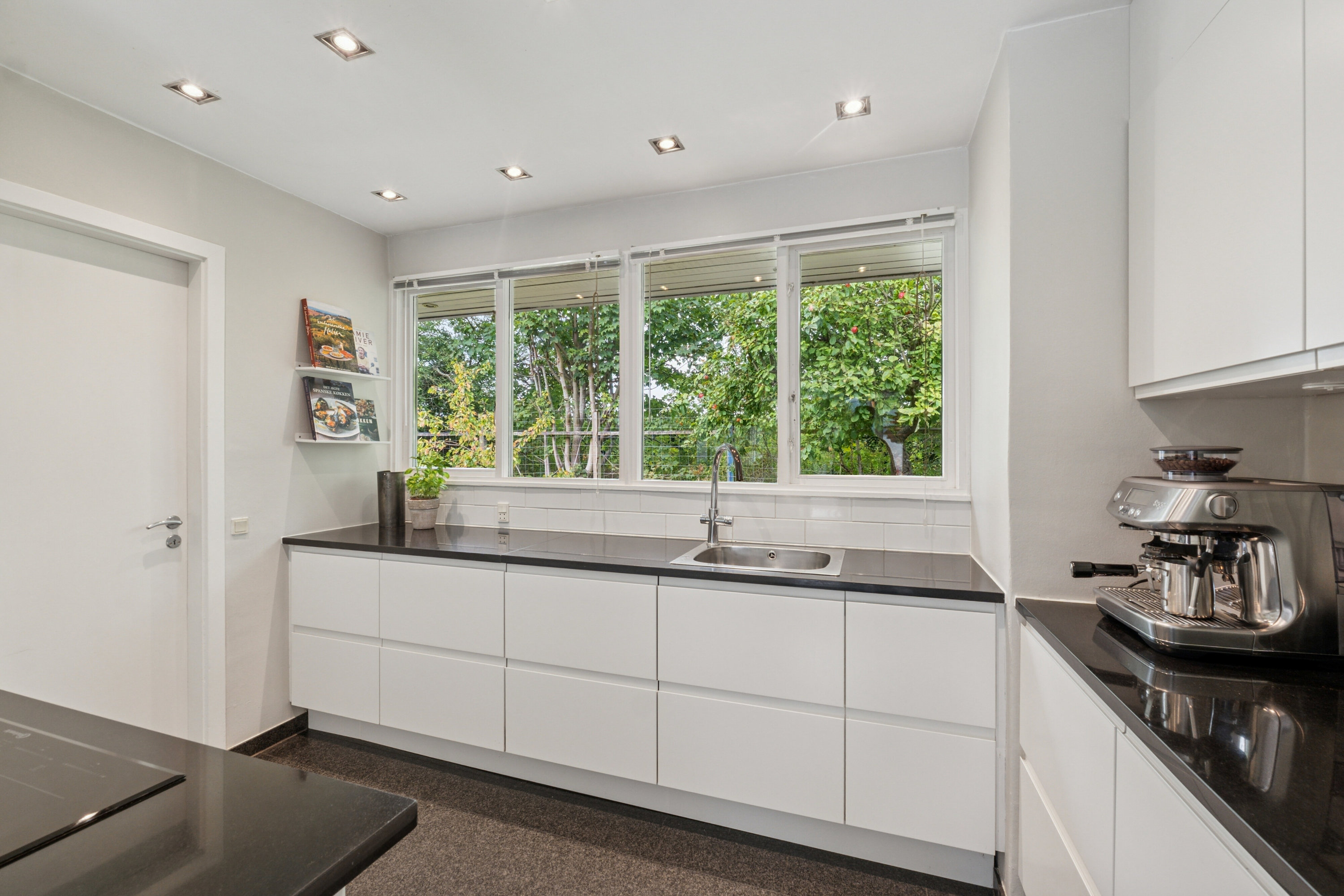 Fremhævet køkken billede i fuldskærmstilstand. Billede af Stavnsbjergvej 16, 2650 Hvidovre