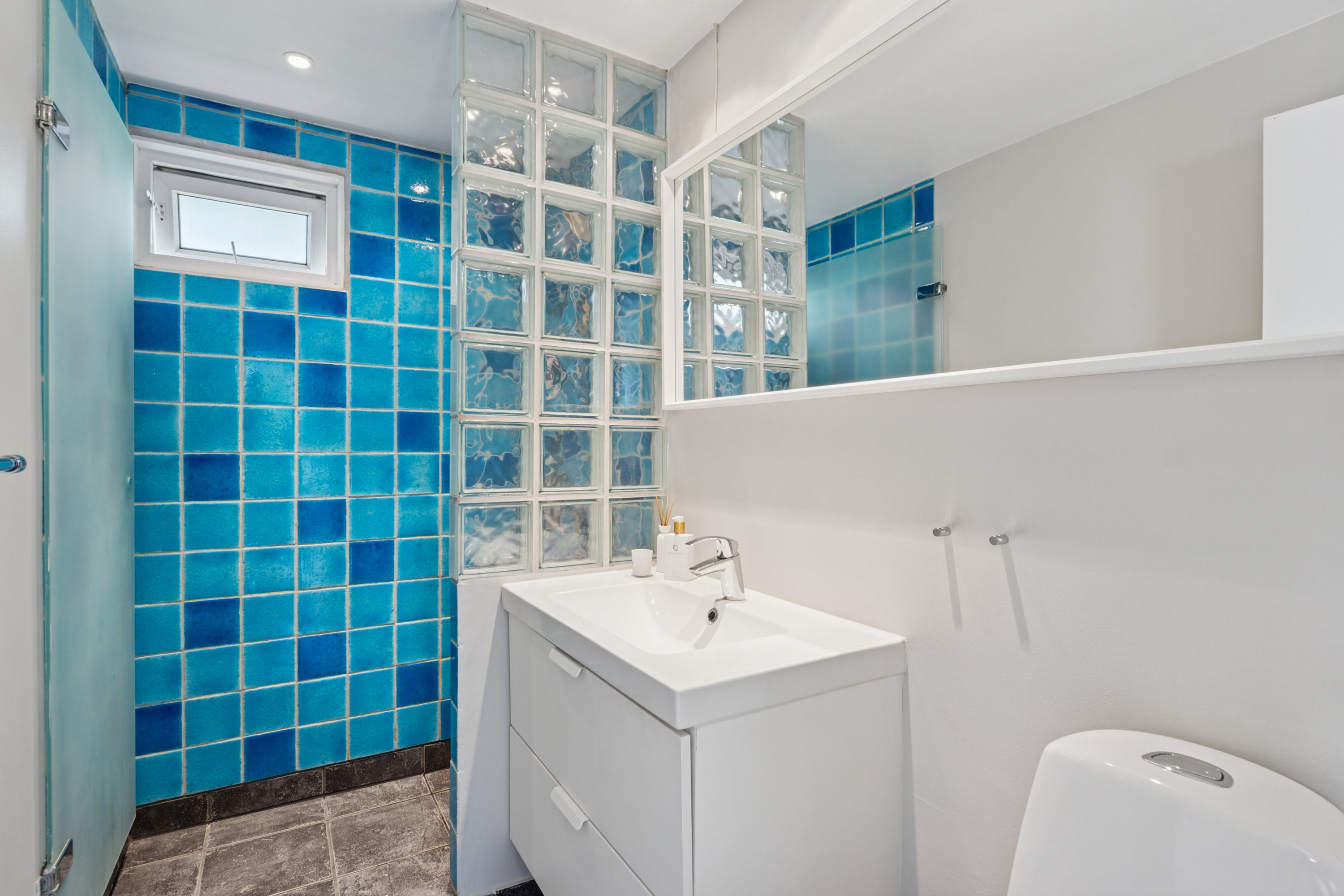 Fremhævet badeværelse billede i fuldskærmstilstand. Billede af Stavnsbjergvej 16, 2650 Hvidovre