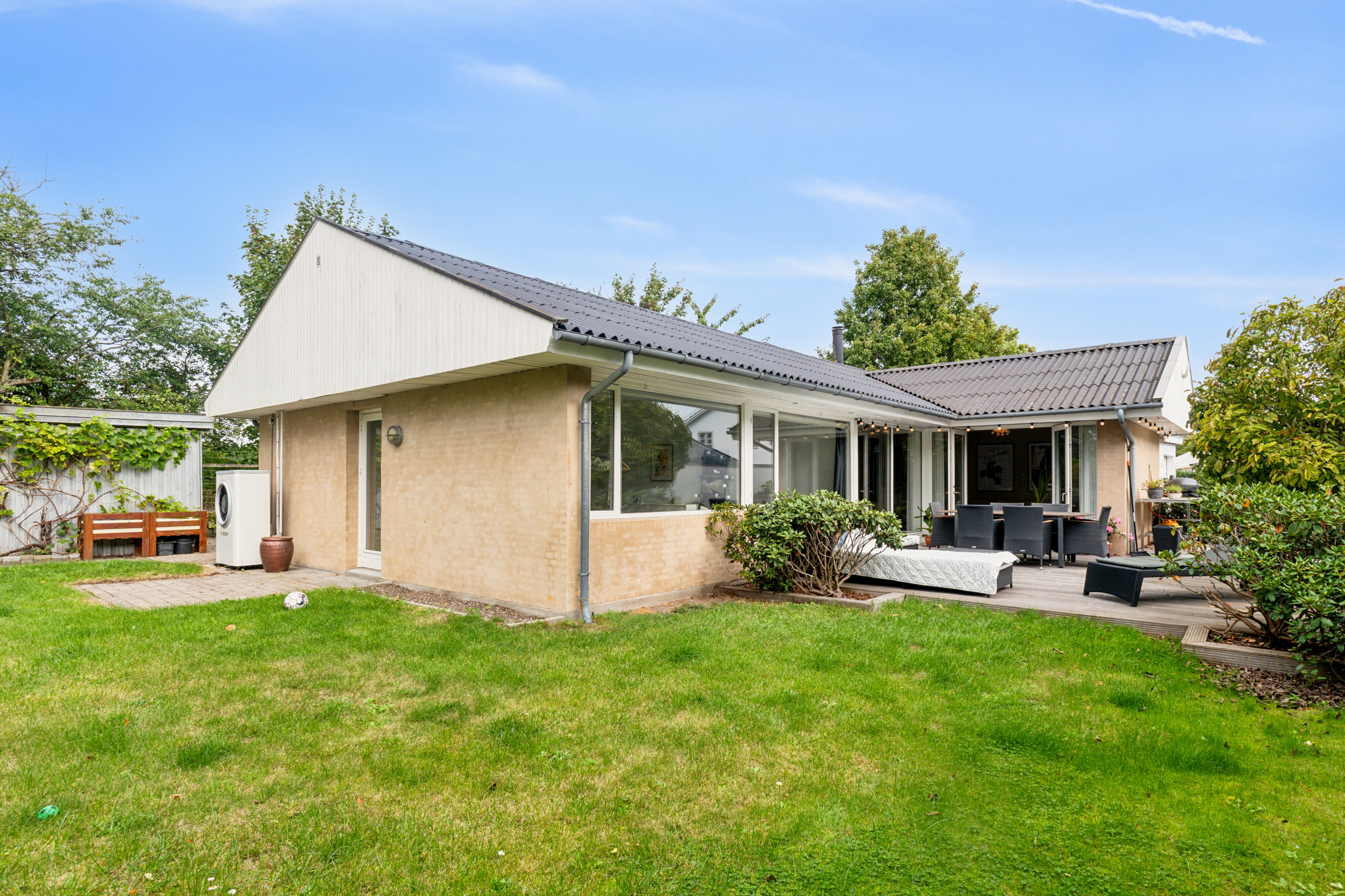 Fremhævet set fra haven billede i fuldskærmstilstand. Billede af Stavnsbjergvej 16, 2650 Hvidovre