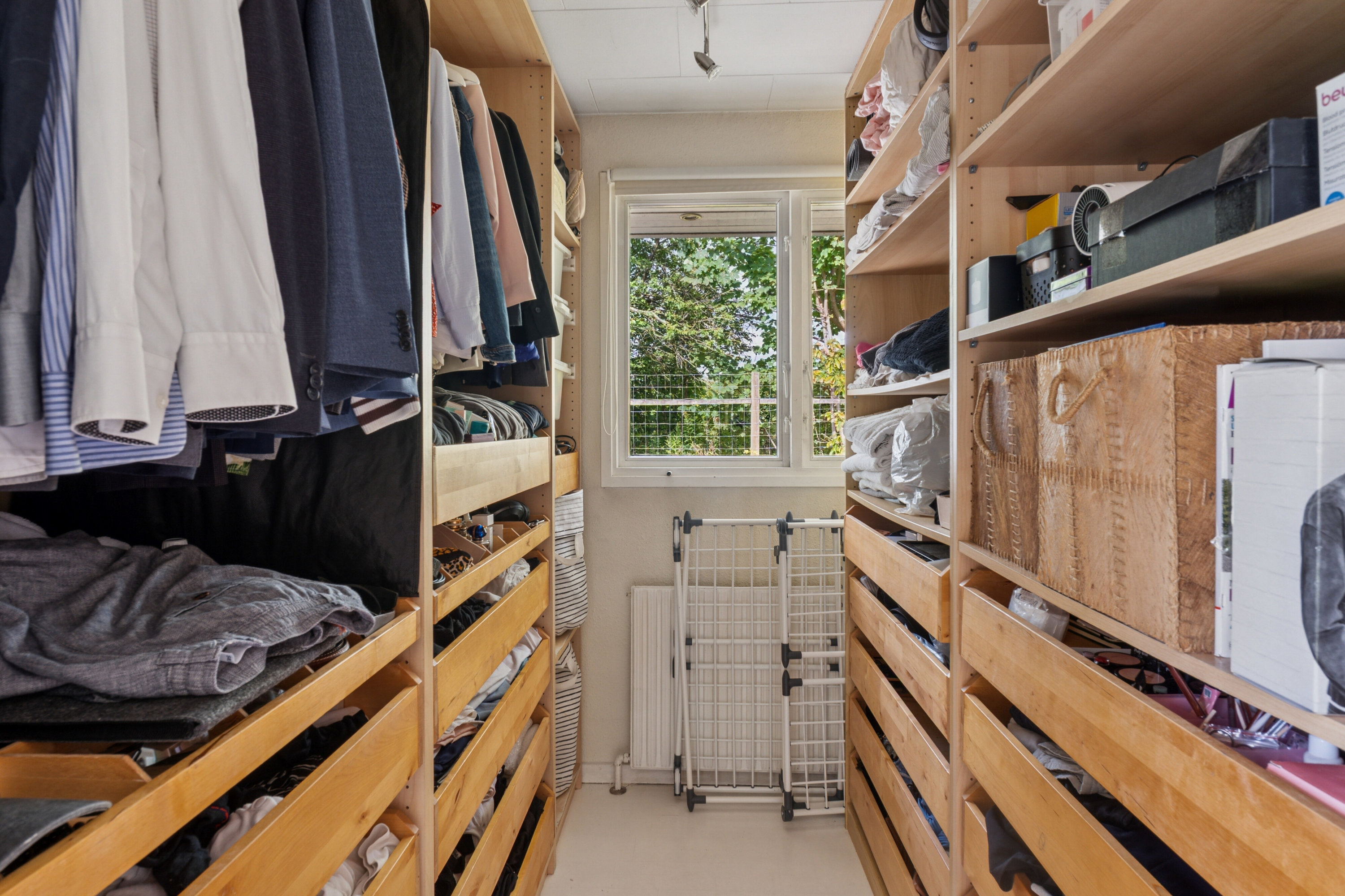 Fremhævet walk in closet / værelse billede i fuldskærmstilstand. Billede af Stavnsbjergvej 16, 2650 Hvidovre