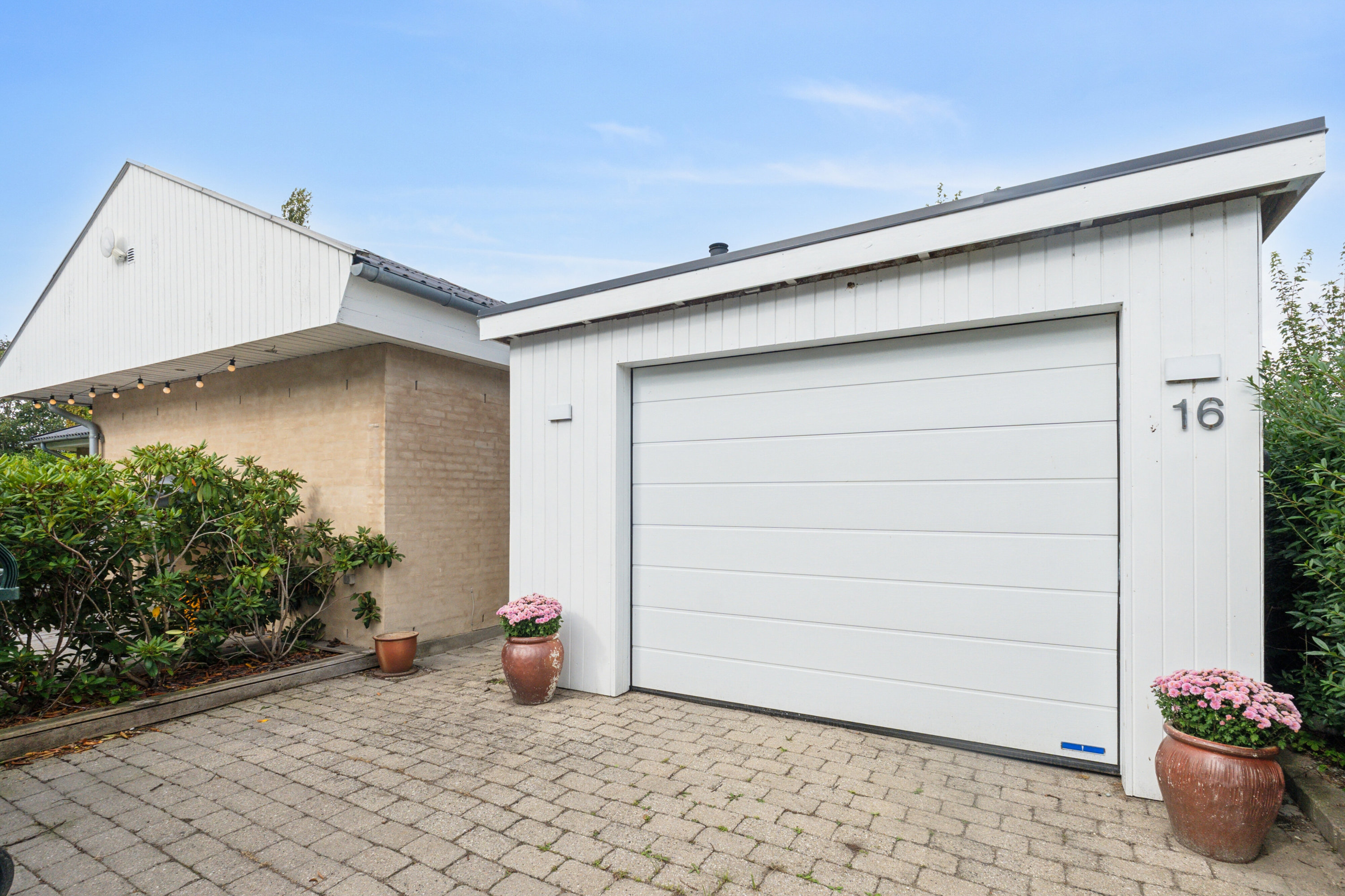 Fremhævet set fra vejen billede i fuldskærmstilstand. Billede af Stavnsbjergvej 16, 2650 Hvidovre