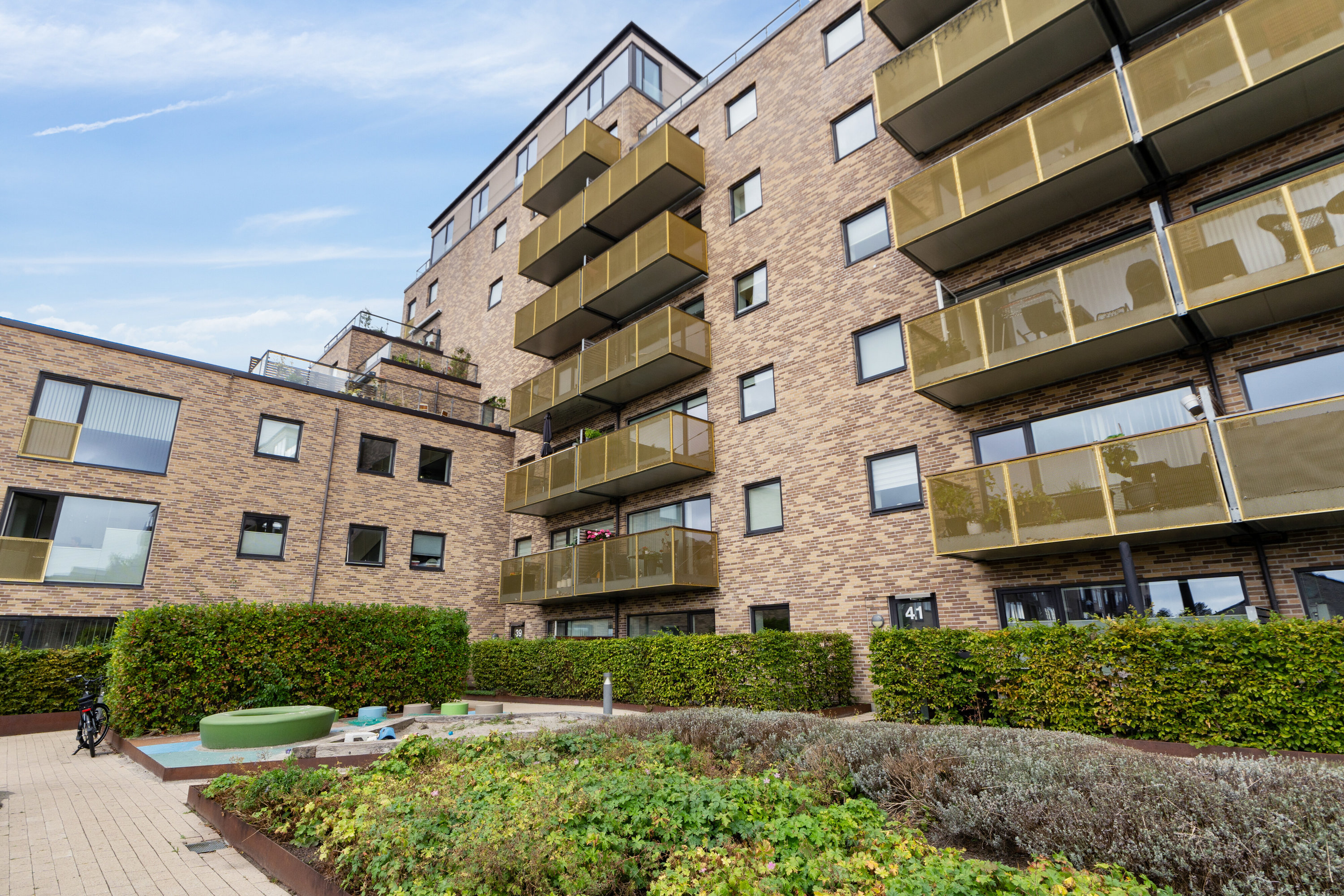 Fremhævet gårdmiljø billede i fuldskærmstilstand. Billede af Kaffevej 39, 4. tv., 2610 Rødovre