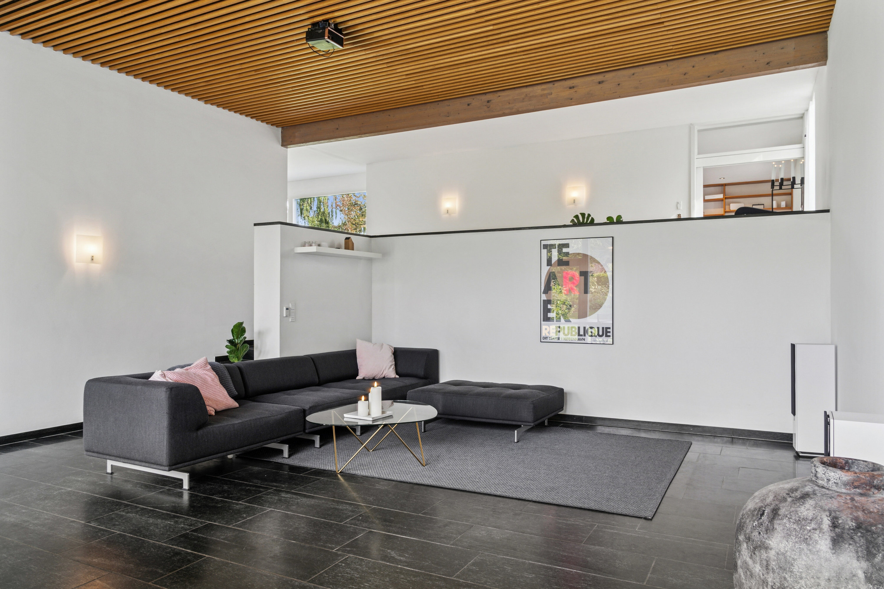 Fremhævet stue billede i fuldskærmstilstand. Billede af Ildervej 18B, 8270 Højbjerg