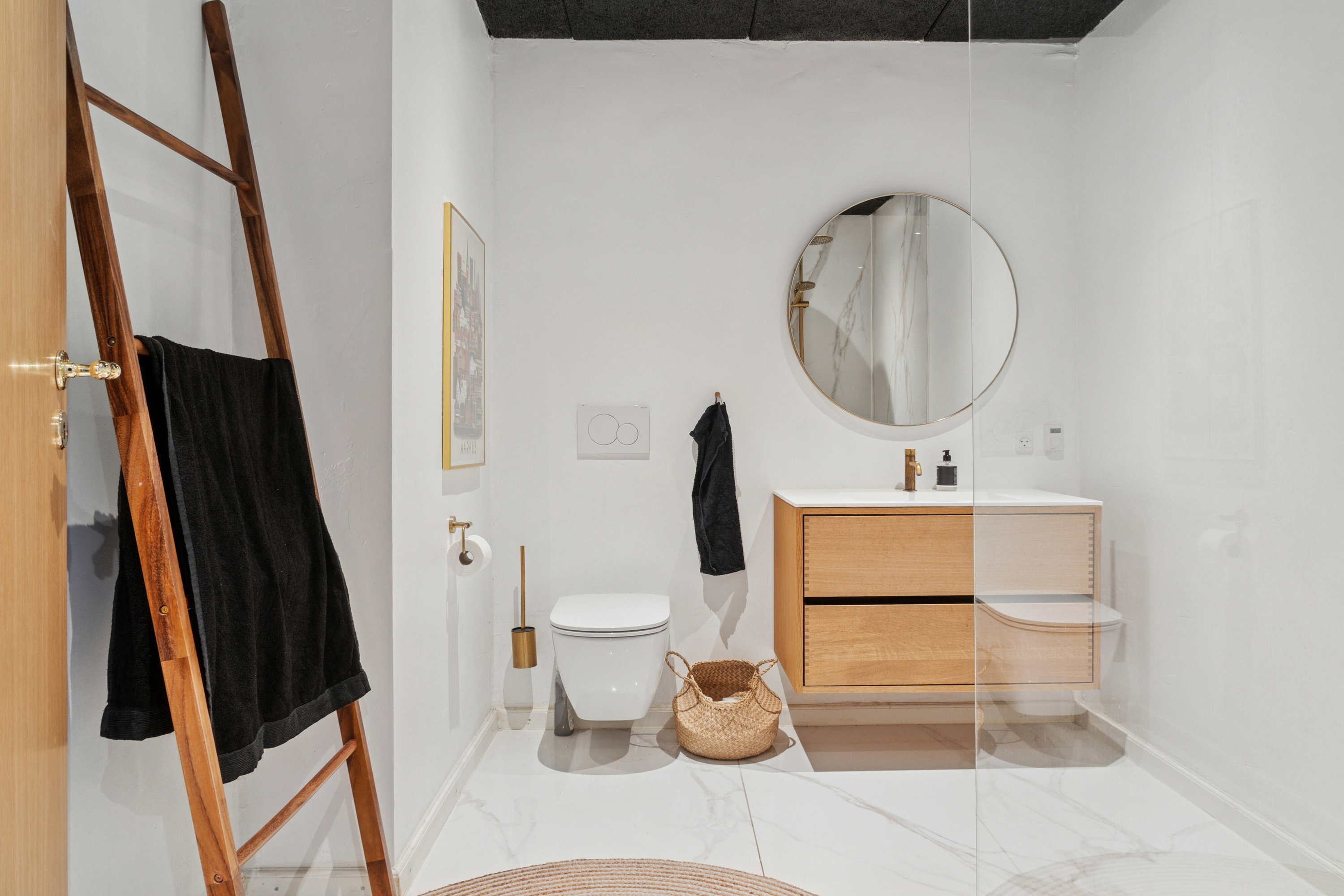 Fremhævet badeværelse billede i fuldskærmstilstand. Billede af Ildervej 18B, 8270 Højbjerg