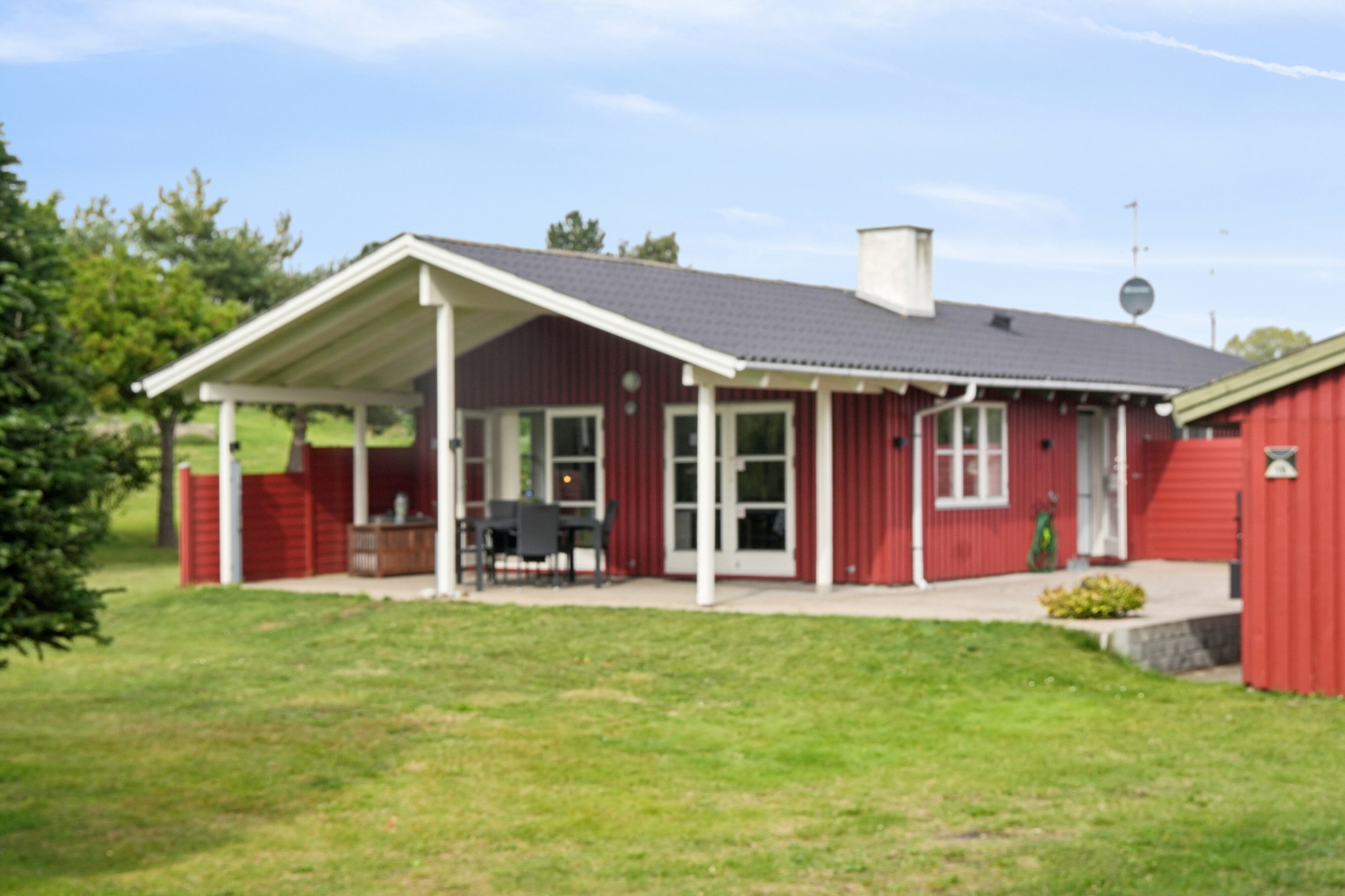 Fremhævet set fra haven billede i fuldskærmstilstand. Billede af Banken 18, Spodsbj Drej, 5900 Rudkøbing