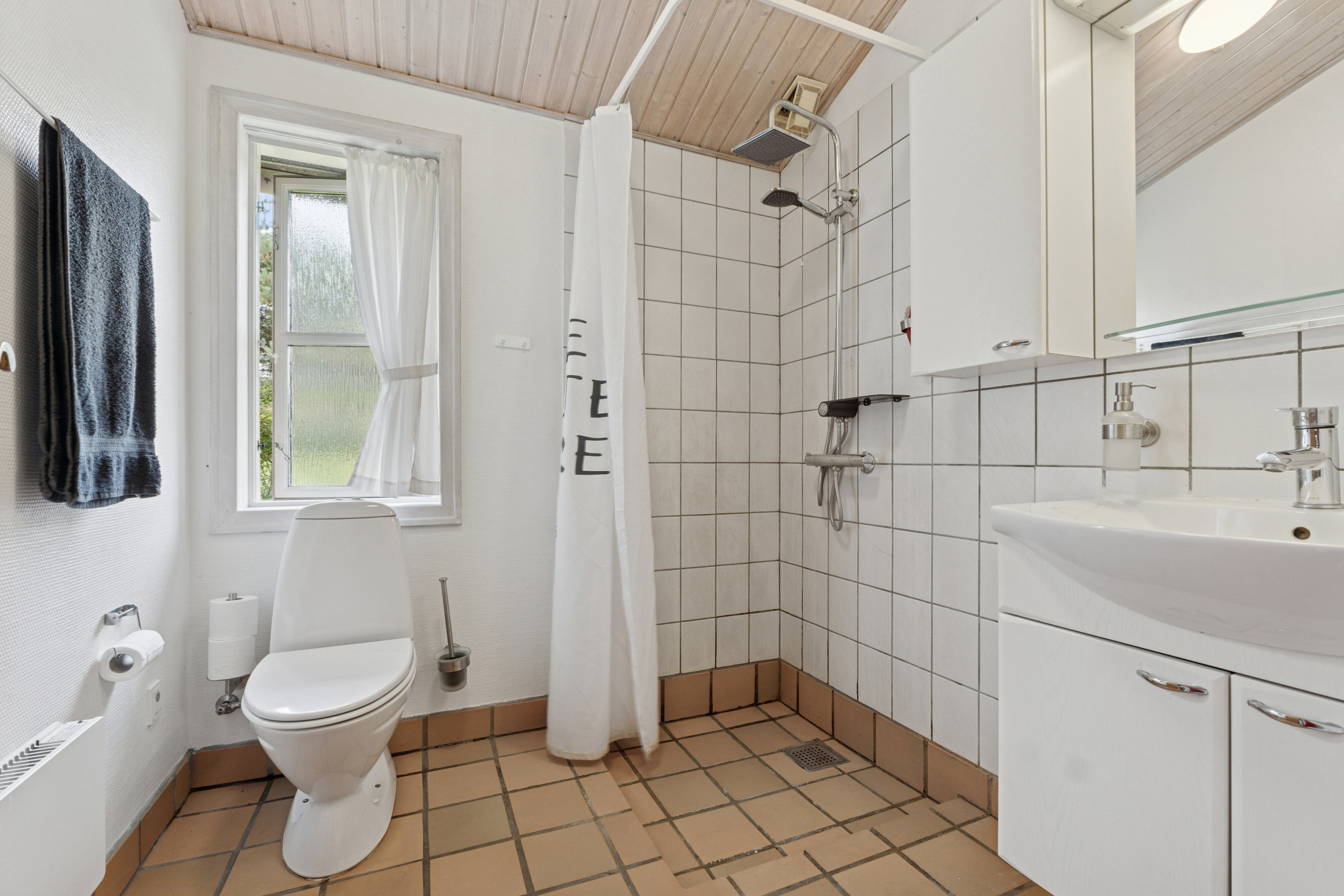 Fremhævet badeværelse billede i fuldskærmstilstand. Billede af Banken 18, Spodsbj Drej, 5900 Rudkøbing