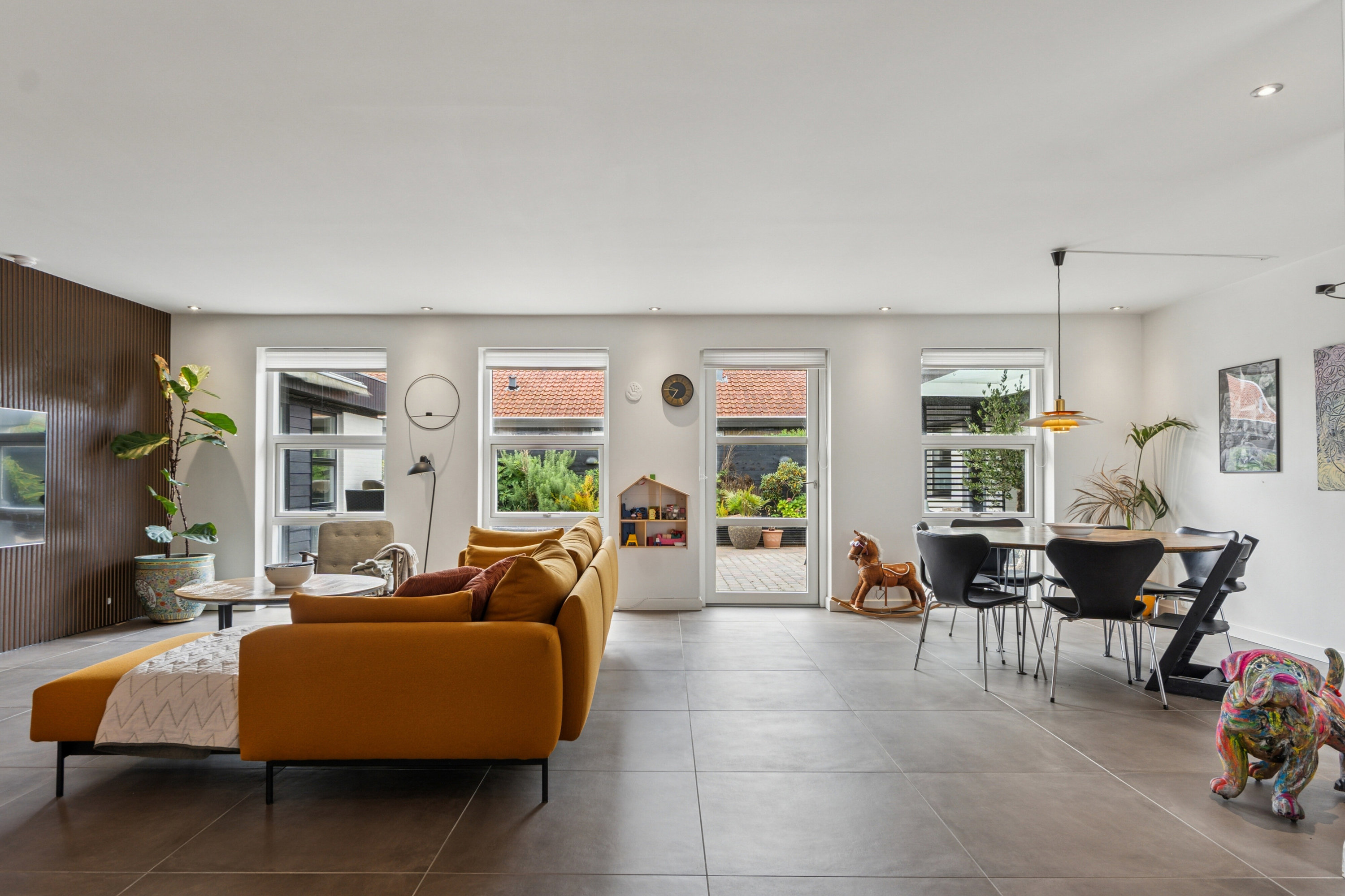 Fremhævet stue billede i fuldskærmstilstand. Billede af Egernvænget 16, Korup, 5210 Odense NV