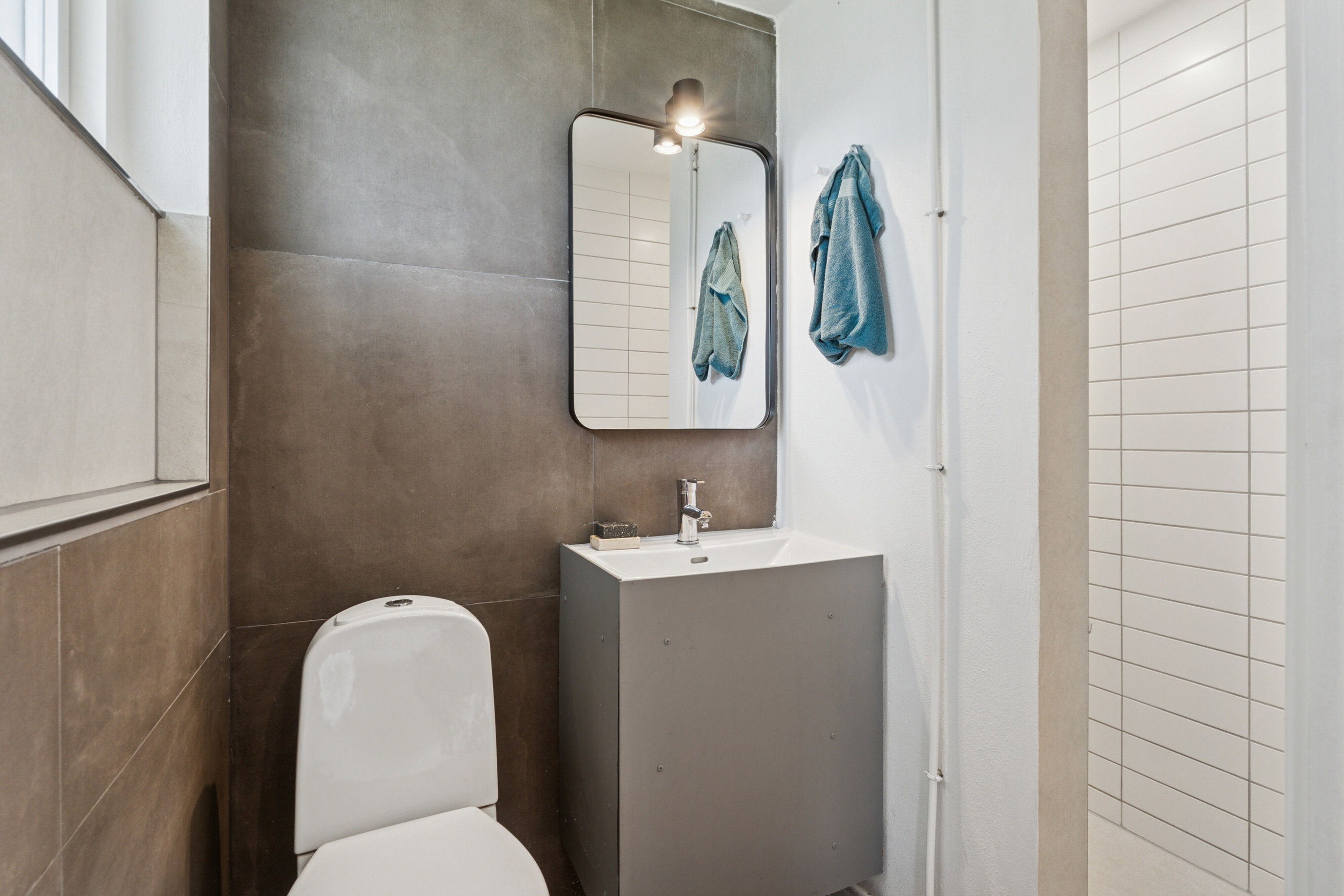 Fremhævet toilet billede i fuldskærmstilstand. Billede af Egernvænget 16, Korup, 5210 Odense NV