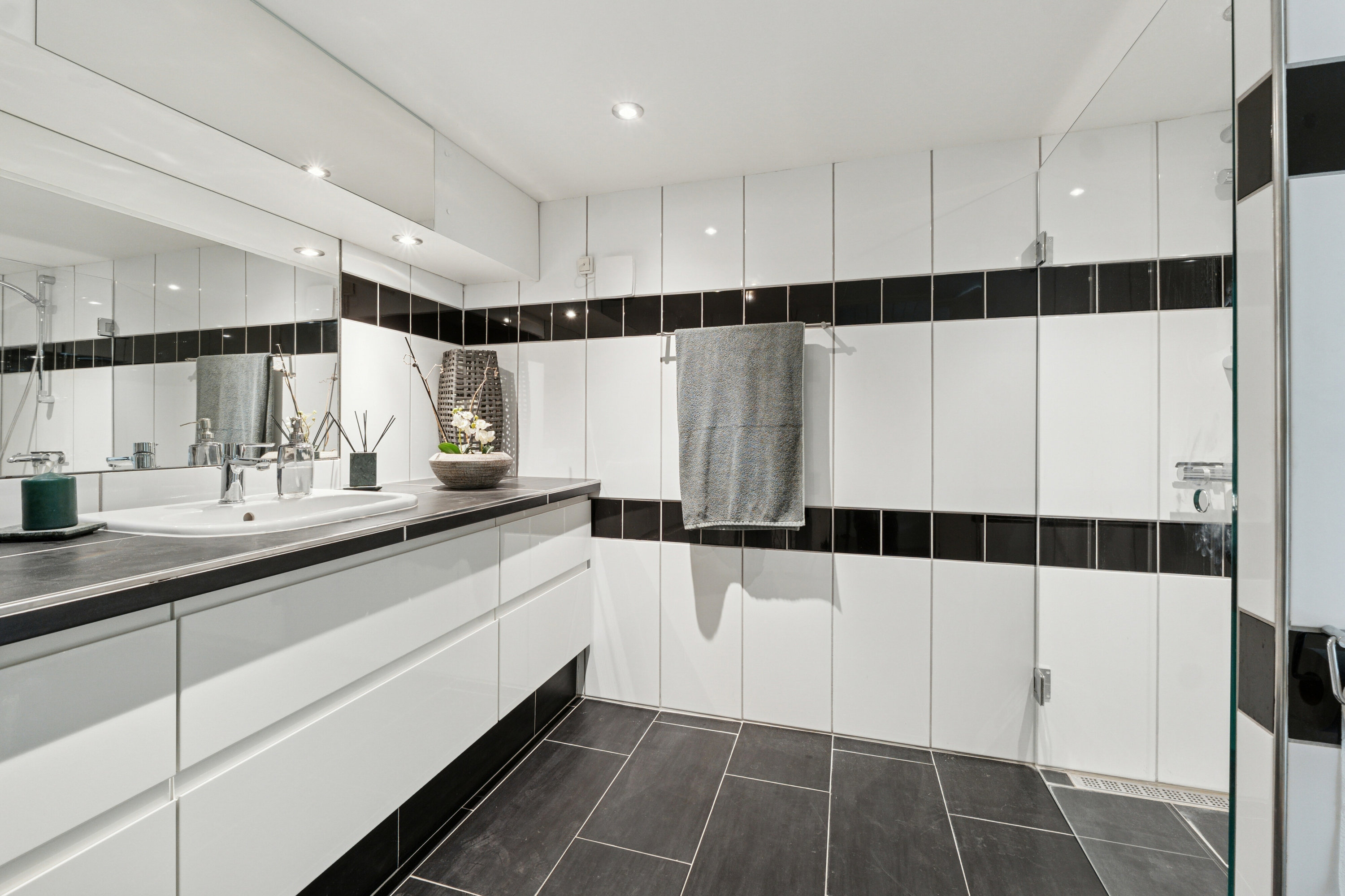 Fremhævet badeværelse billede i fuldskærmstilstand. Billede af Bernstorffsvej 23, 8260 Viby J