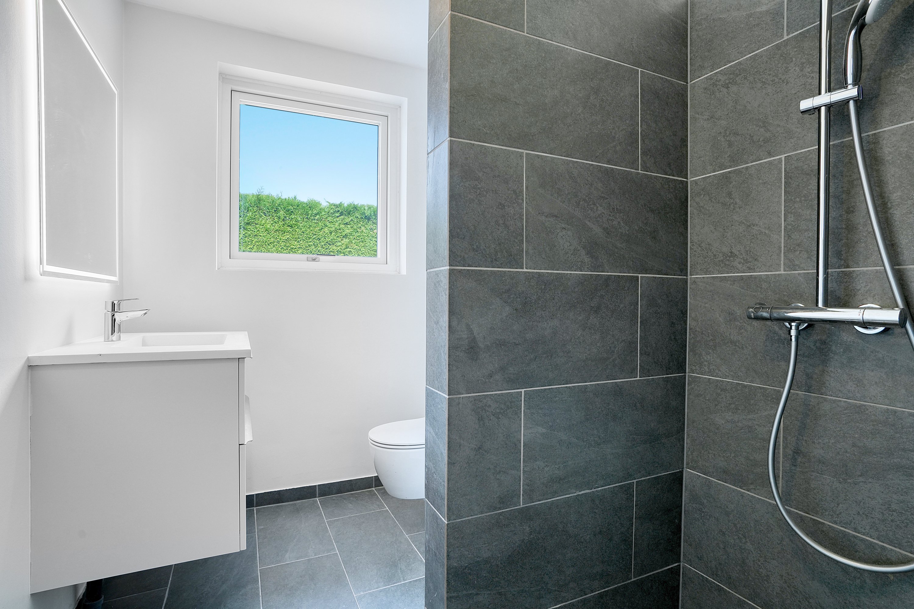 Fremhævet badeværelse billede i fuldskærmstilstand. Billede af Engvangsvej 19, Strøby Egede, 4600 Køge