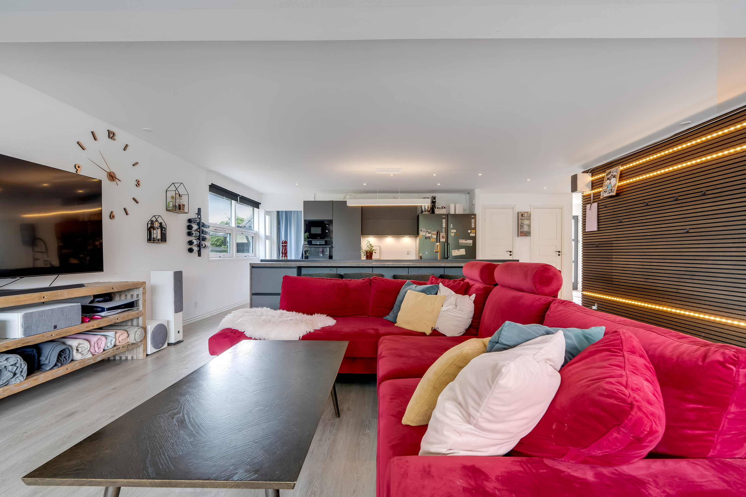 Fremhævet stue billede i fuldskærmstilstand. Billede af Bøgebakkevej 1, Alsønderup, 3400 Hillerød