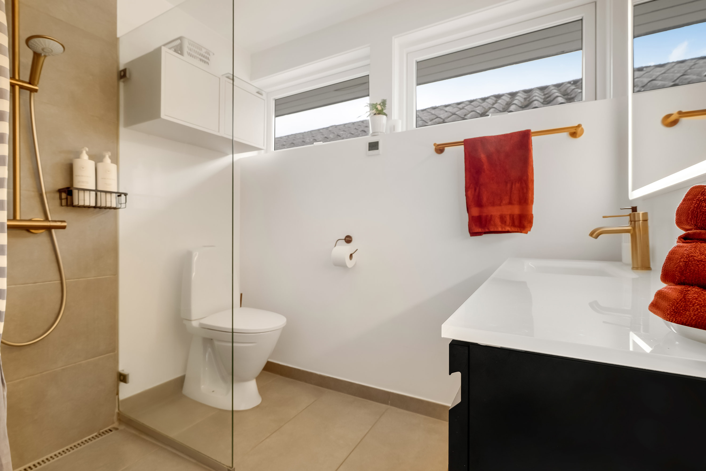 Fremhævet badeværelse billede i fuldskærmstilstand. Billede af Bøgebakkevej 1, Alsønderup, 3400 Hillerød