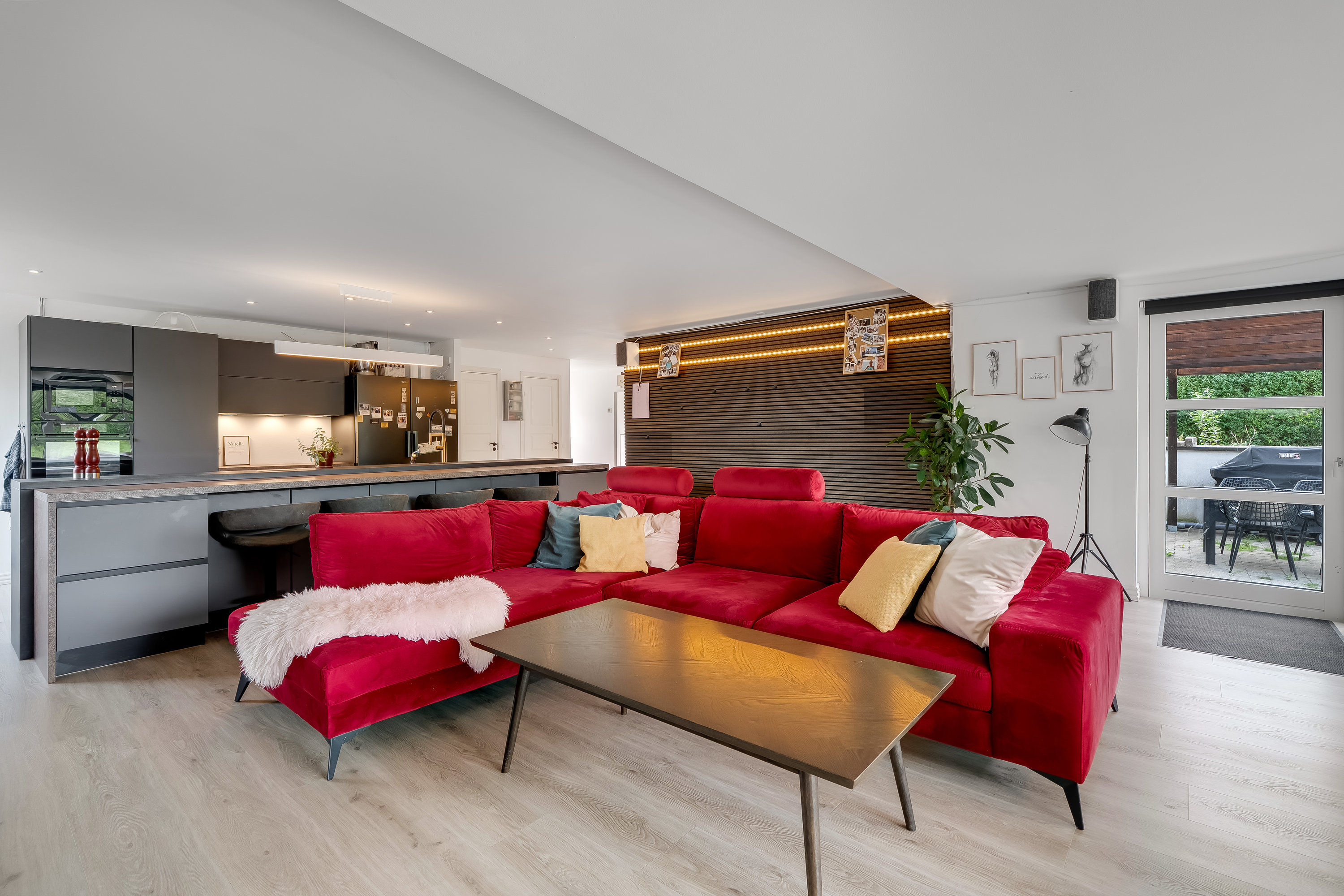 Fremhævet stue billede i fuldskærmstilstand. Billede af Bøgebakkevej 1, Alsønderup, 3400 Hillerød