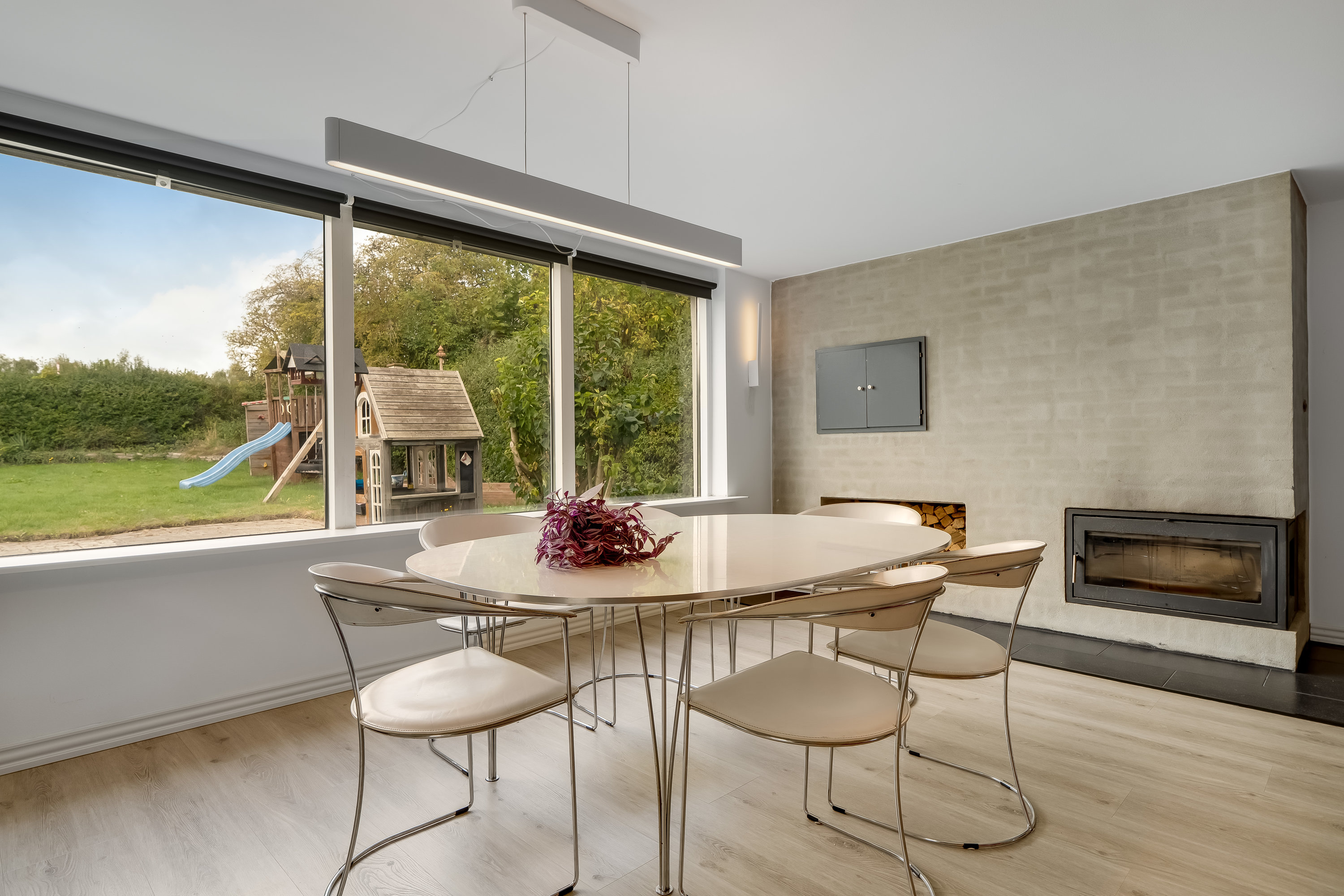 Fremhævet stue billede i fuldskærmstilstand. Billede af Bøgebakkevej 1, Alsønderup, 3400 Hillerød