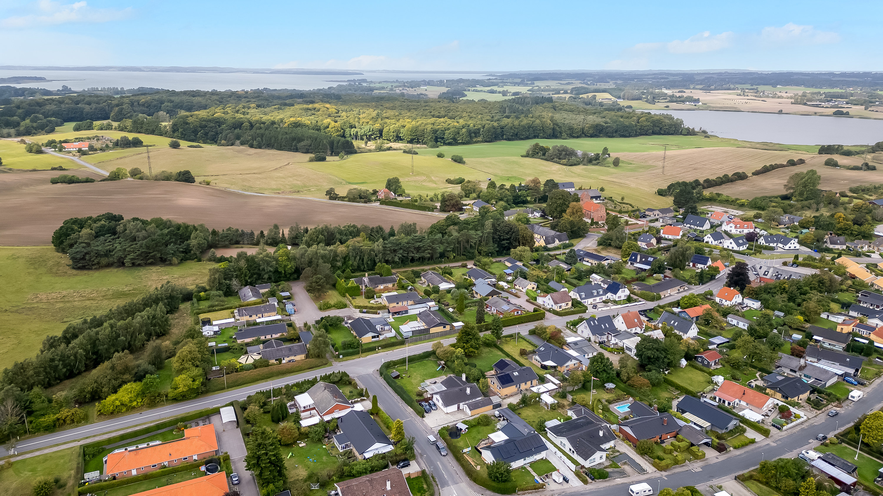 Fremhævet luftfoto billede i fuldskærmstilstand. Billede af Bøgebakkevej 1, Alsønderup, 3400 Hillerød