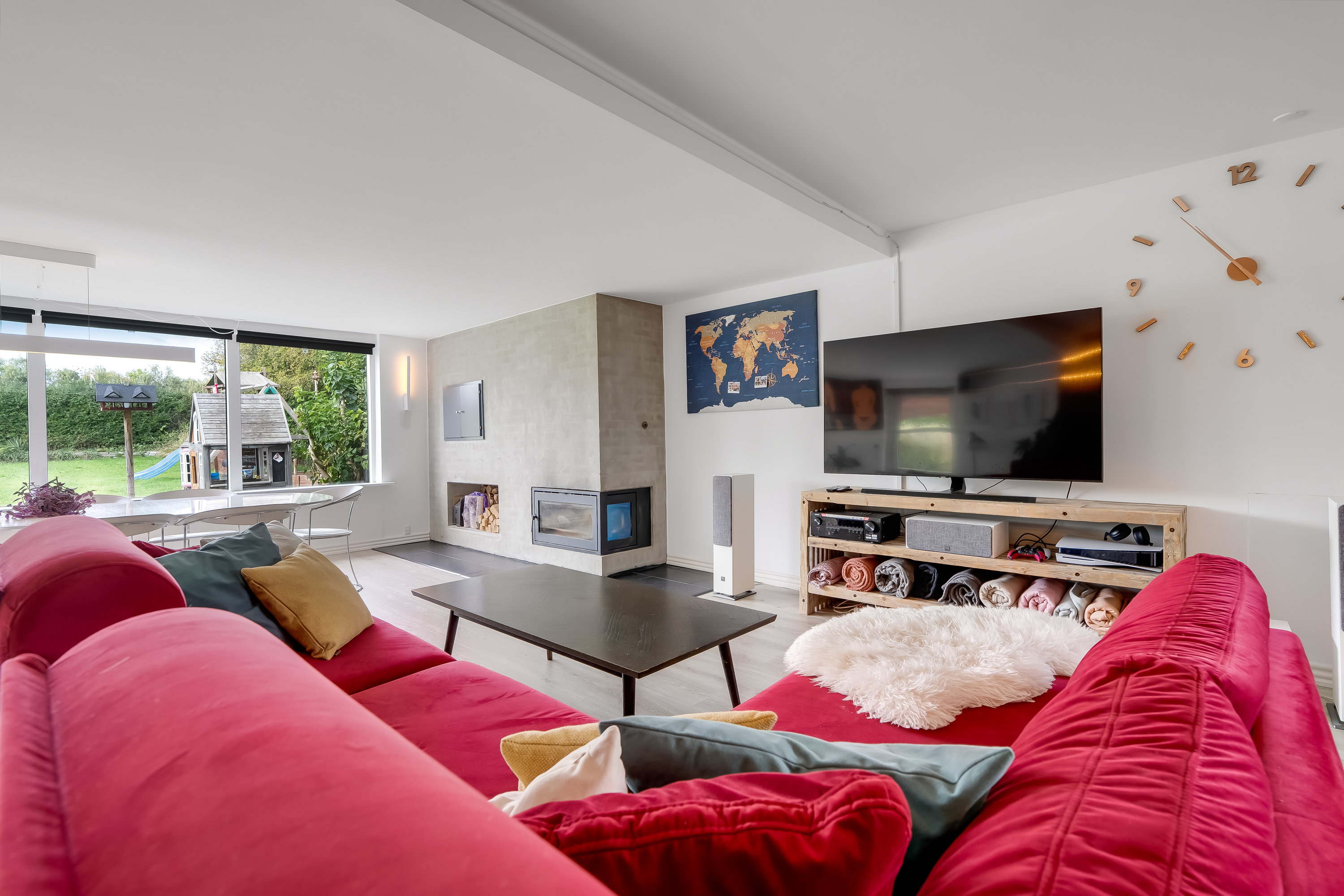 Fremhævet stue billede i fuldskærmstilstand. Billede af Bøgebakkevej 1, Alsønderup, 3400 Hillerød