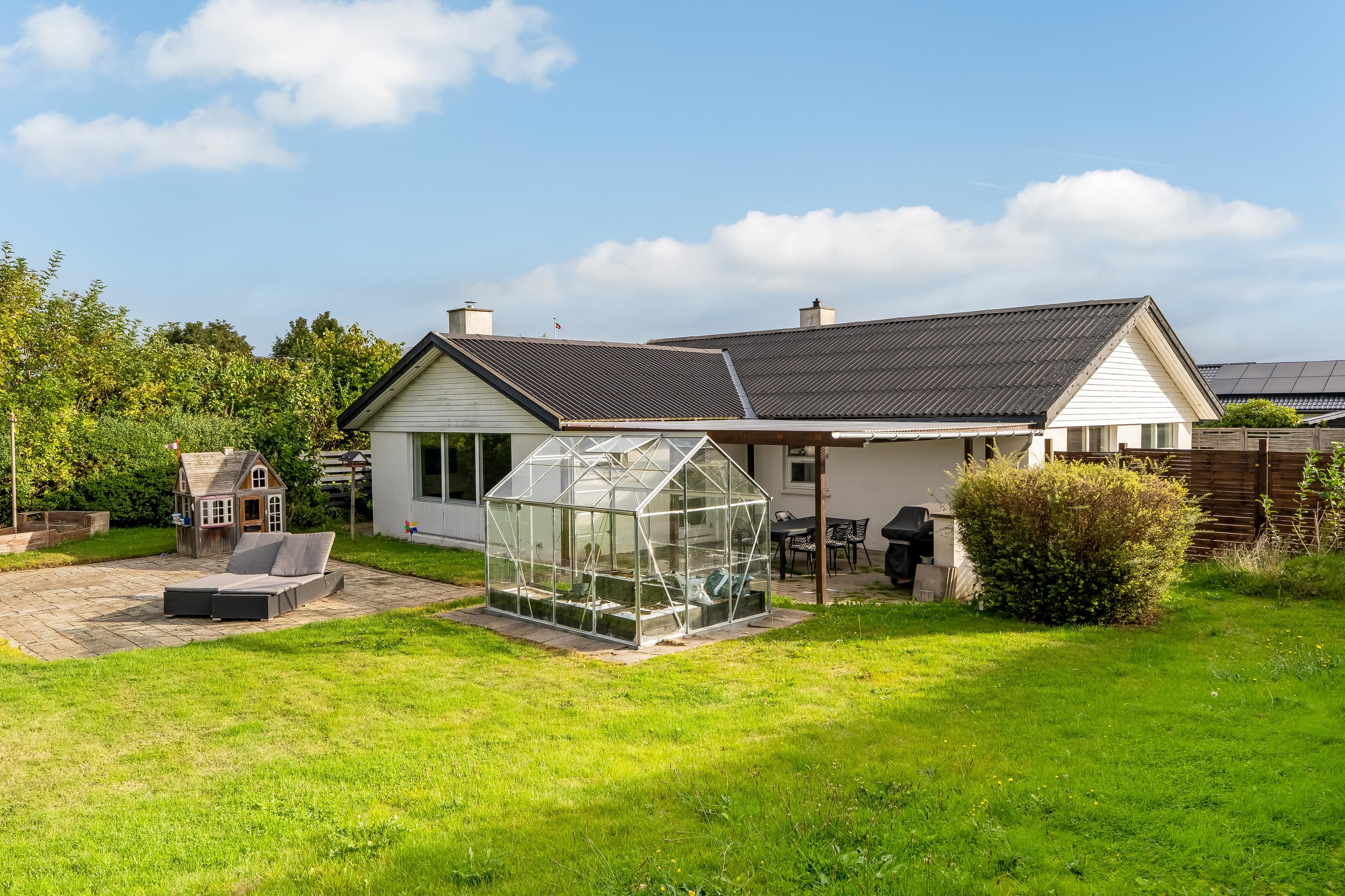 Fremhævet facade billede i fuldskærmstilstand. Billede af Bøgebakkevej 1, Alsønderup, 3400 Hillerød