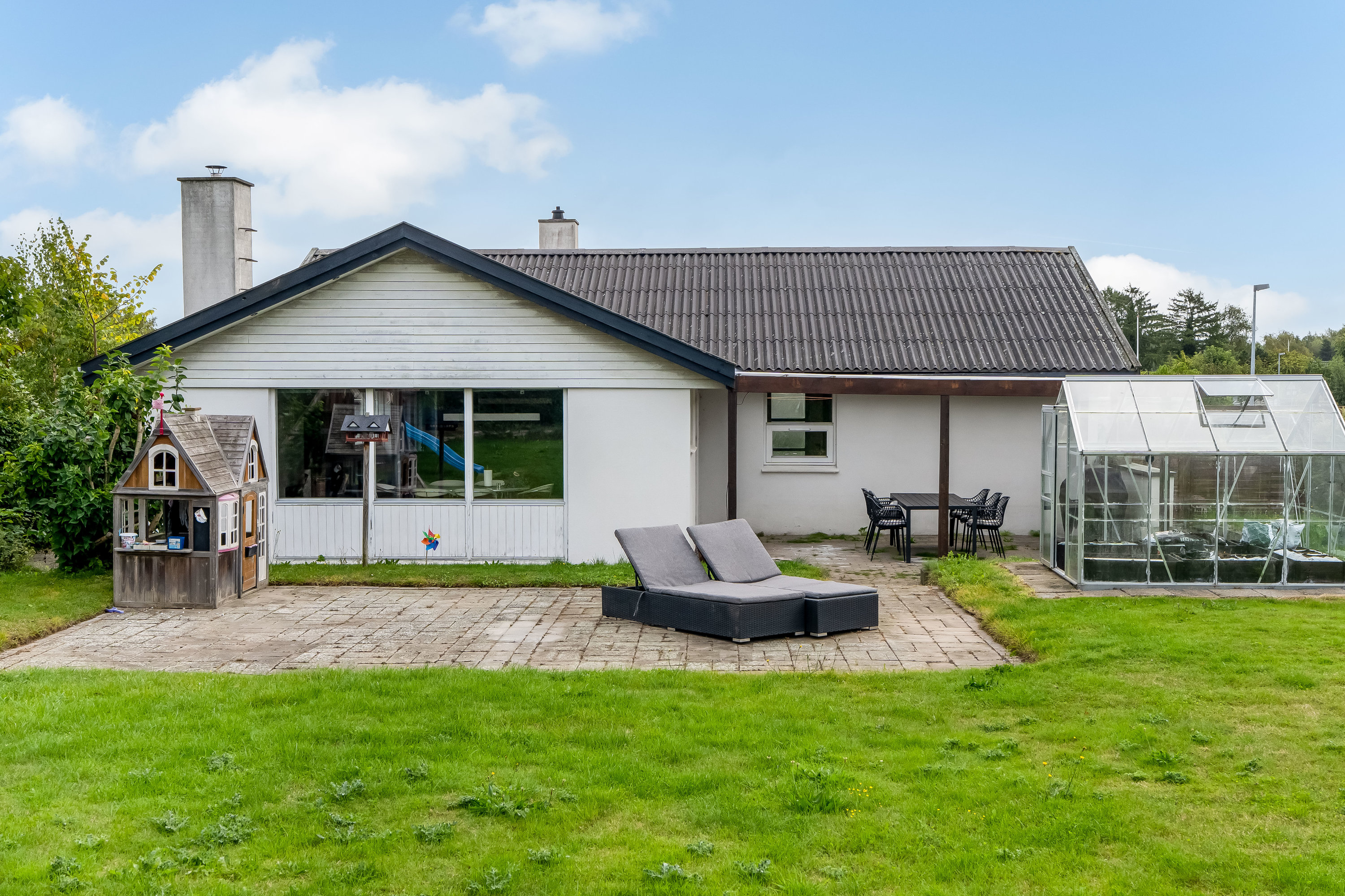 Fremhævet facade billede i fuldskærmstilstand. Billede af Bøgebakkevej 1, Alsønderup, 3400 Hillerød