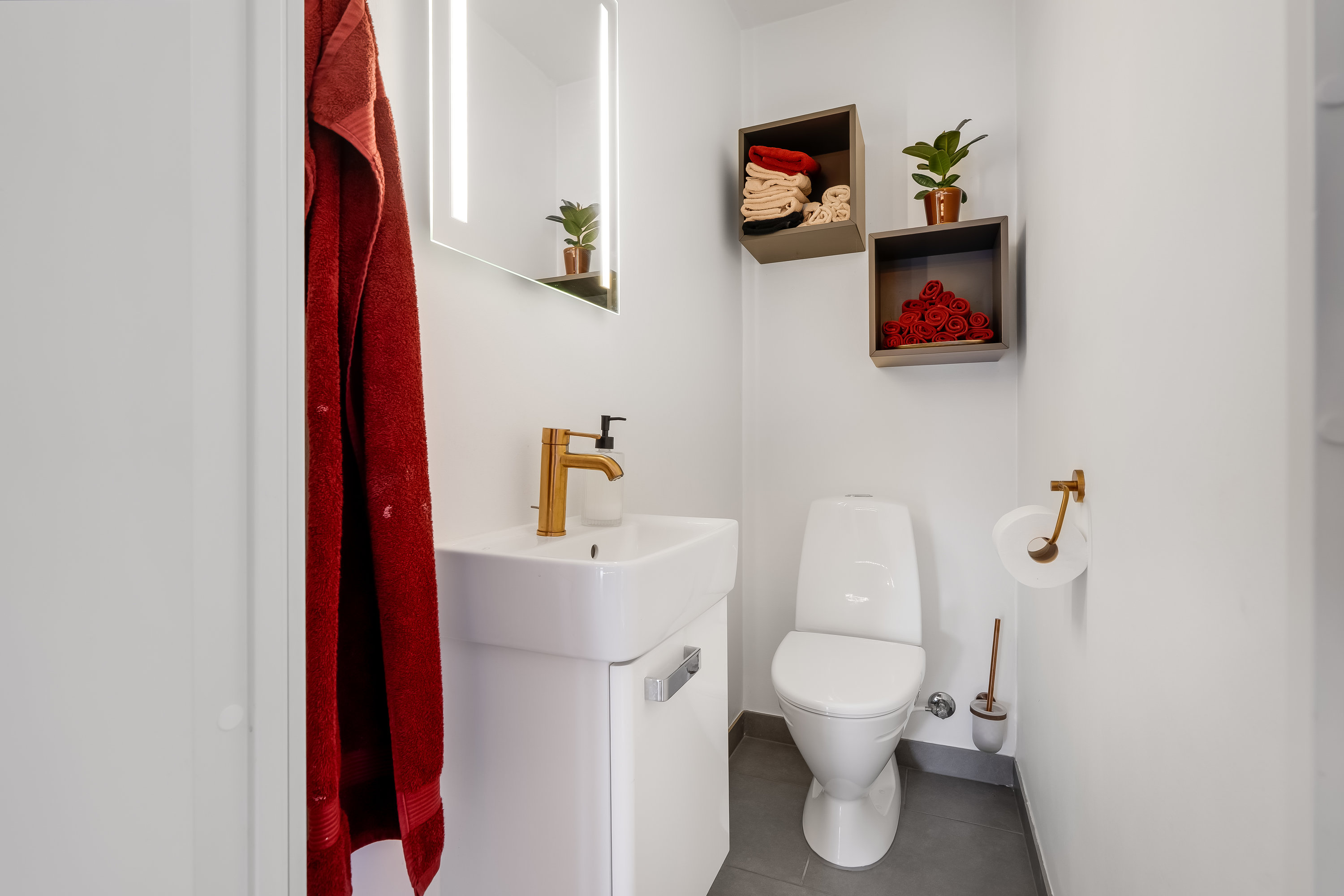 Fremhævet toilet billede i fuldskærmstilstand. Billede af Bøgebakkevej 1, Alsønderup, 3400 Hillerød