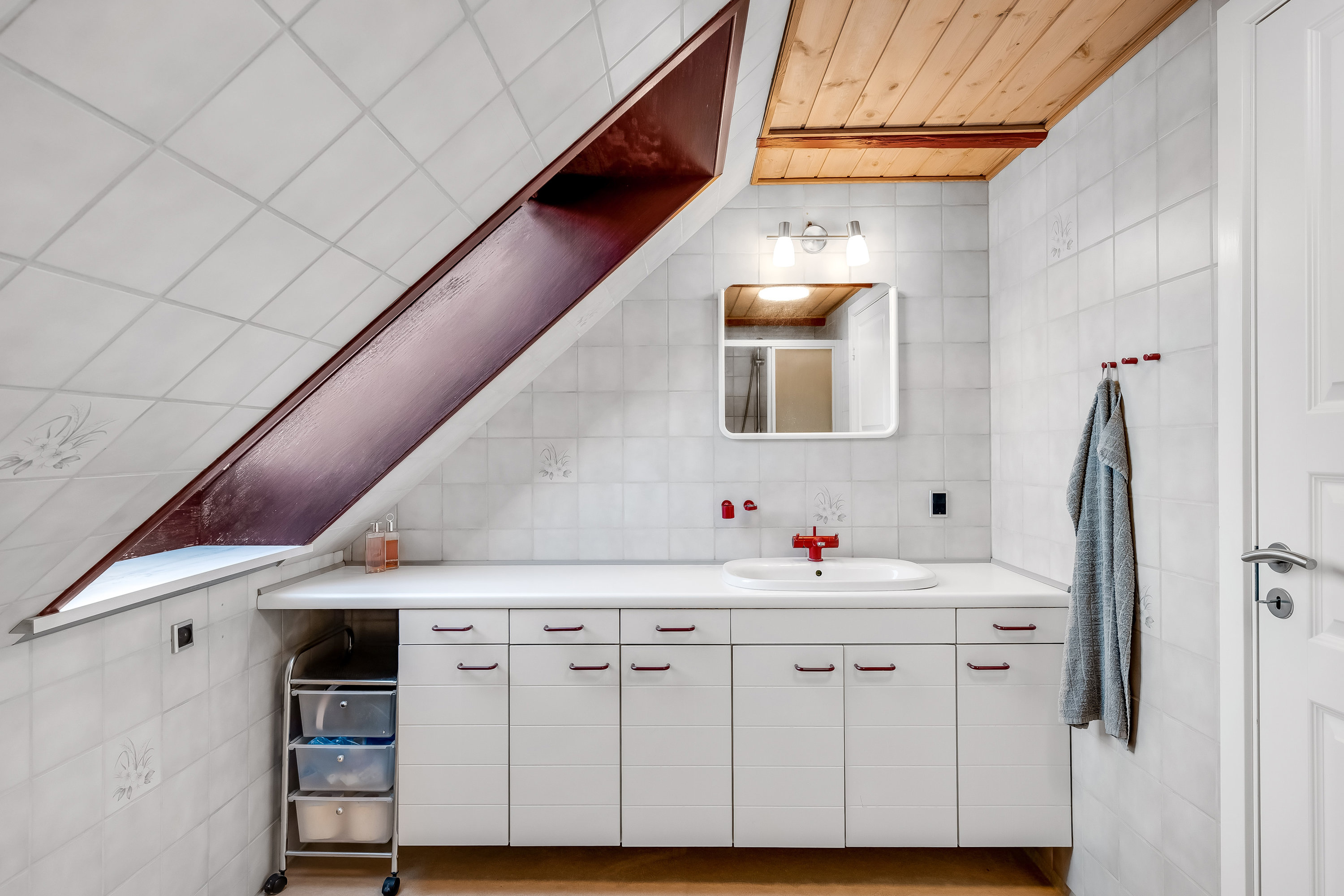 Fremhævet badeværelse 1. sal billede i fuldskærmstilstand. Billede af Langgade 17, Kvong, 6800 Varde