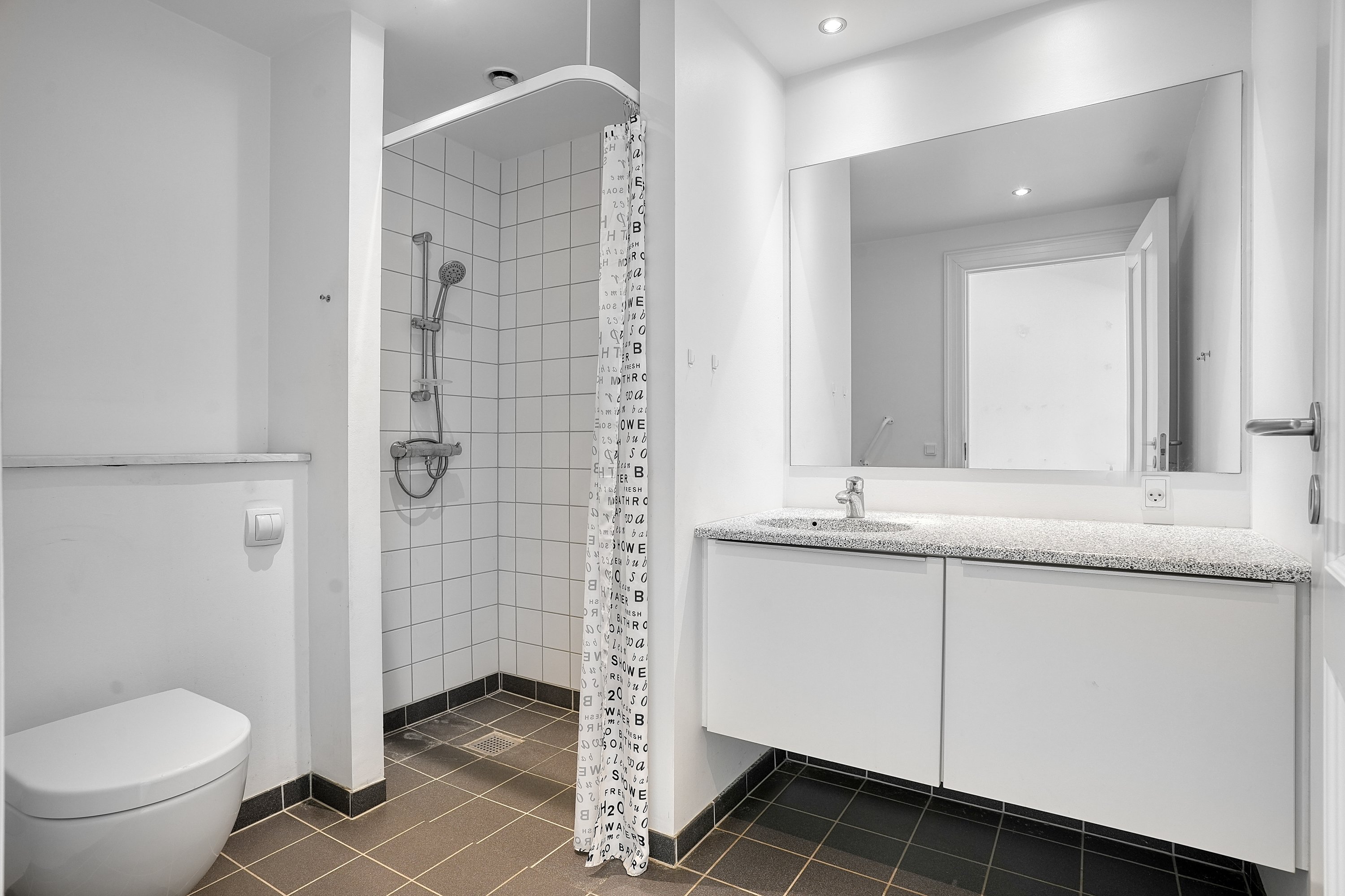 Fremhævet badeværelse billede i fuldskærmstilstand. Billede af Lejrvej 73, Kirke Værløse, 3500 Værløse