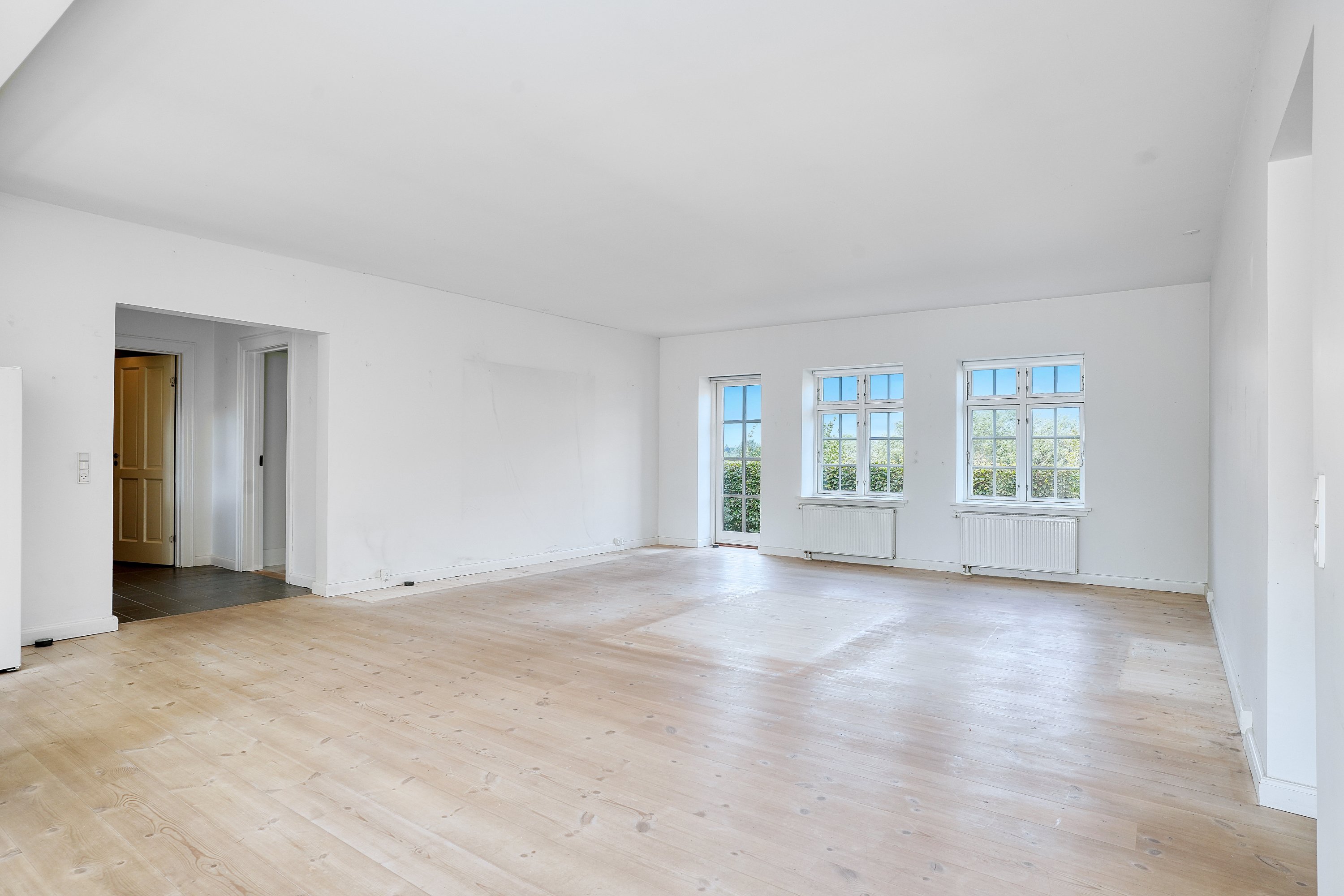 Fremhævet stue billede i fuldskærmstilstand. Billede af Lejrvej 73, Kirke Værløse, 3500 Værløse