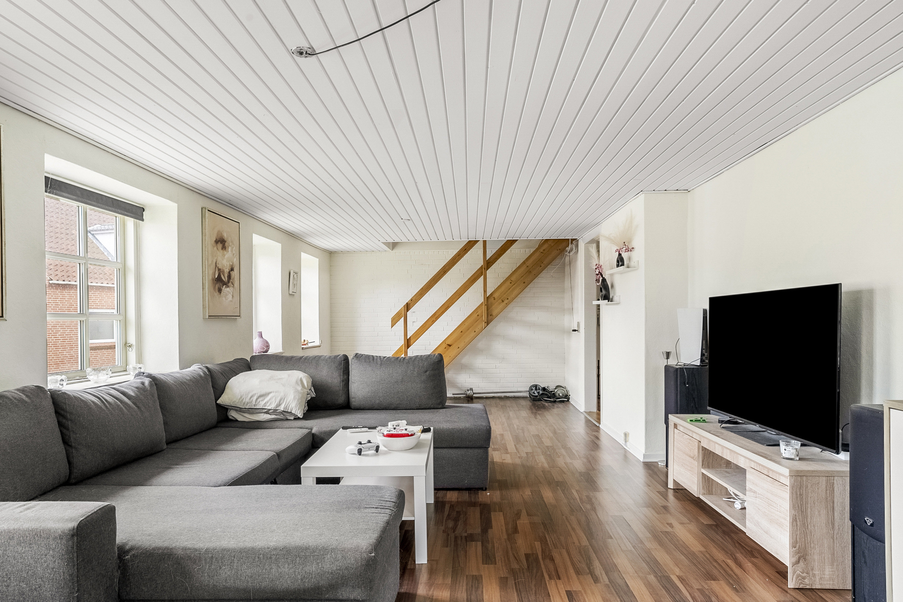 Fremhævet stue billede i fuldskærmstilstand. Billede af Sønderbakken 2, Glud, 7130 Juelsminde