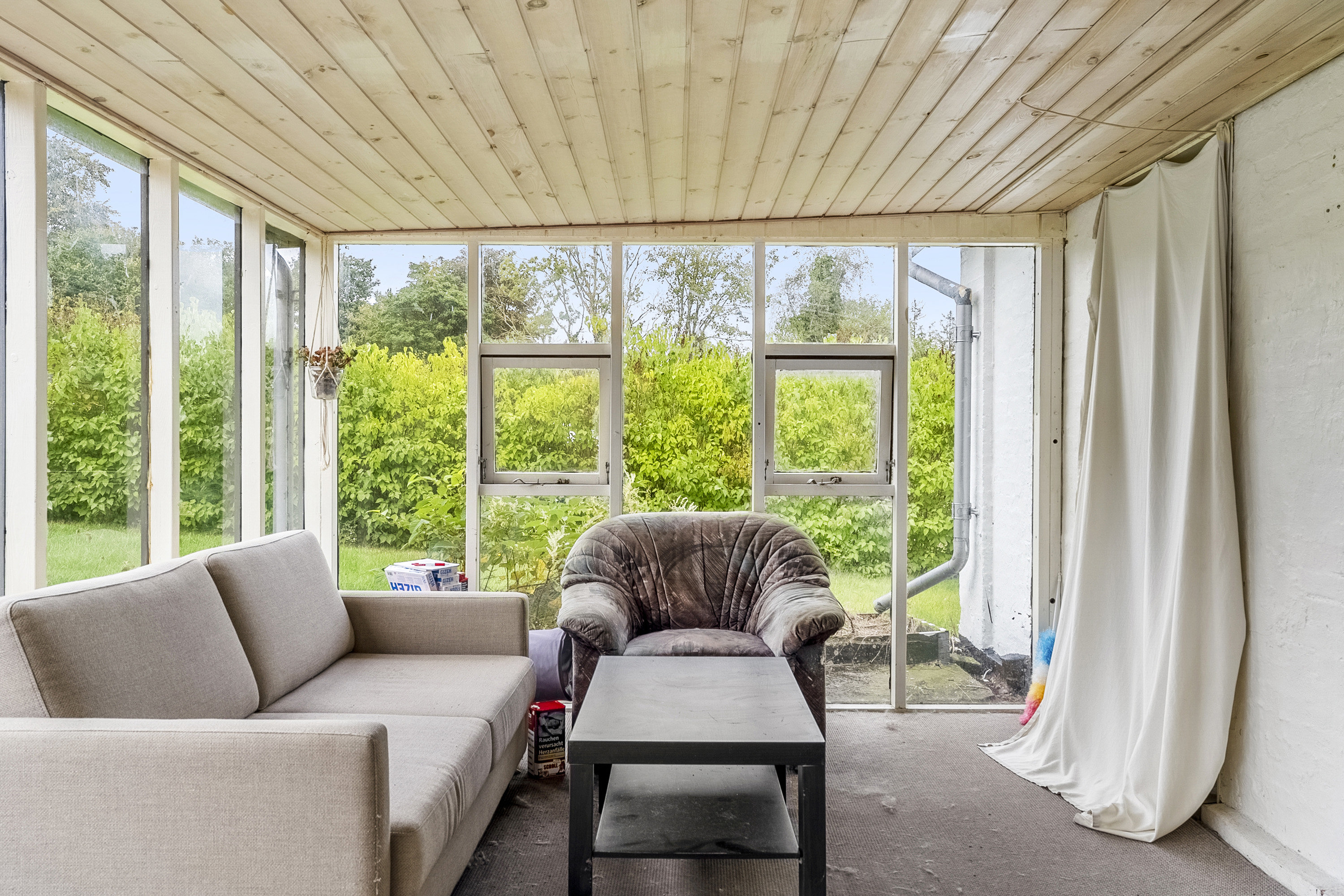 Fremhævet stue billede i fuldskærmstilstand. Billede af Sønderbakken 2, Glud, 7130 Juelsminde