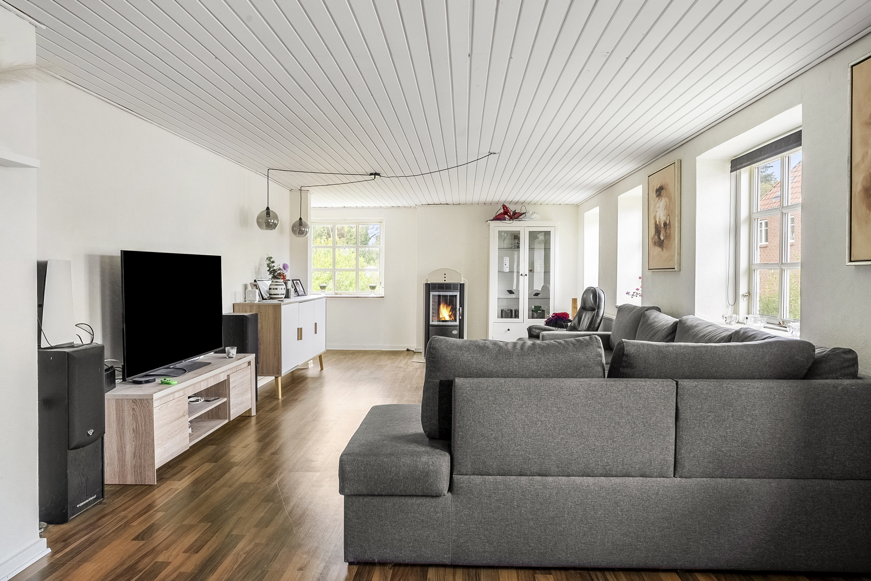 Fremhævet stue billede i fuldskærmstilstand. Billede af Sønderbakken 2, Glud, 7130 Juelsminde