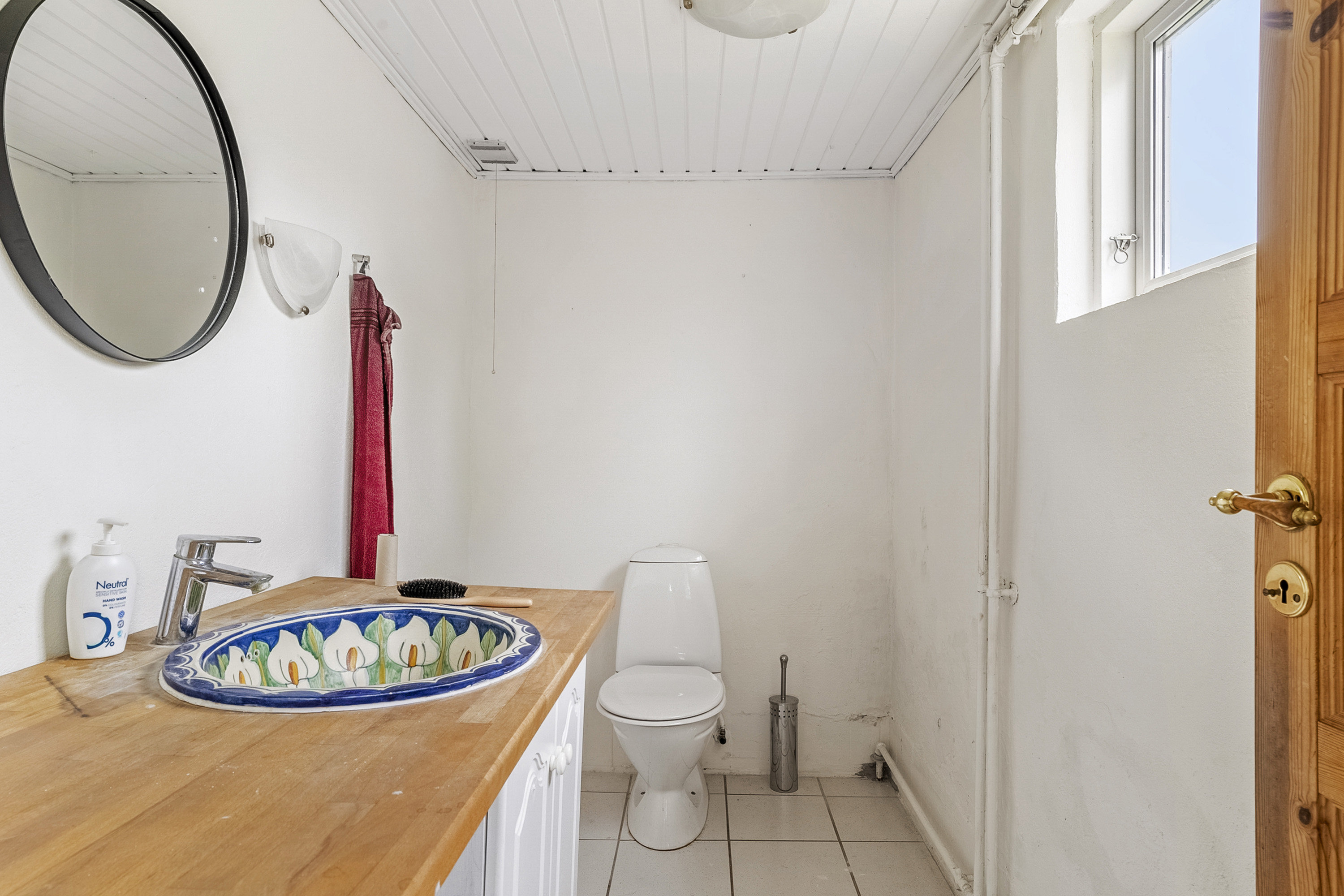 Fremhævet badeværelse billede i fuldskærmstilstand. Billede af Sønderbakken 2, Glud, 7130 Juelsminde