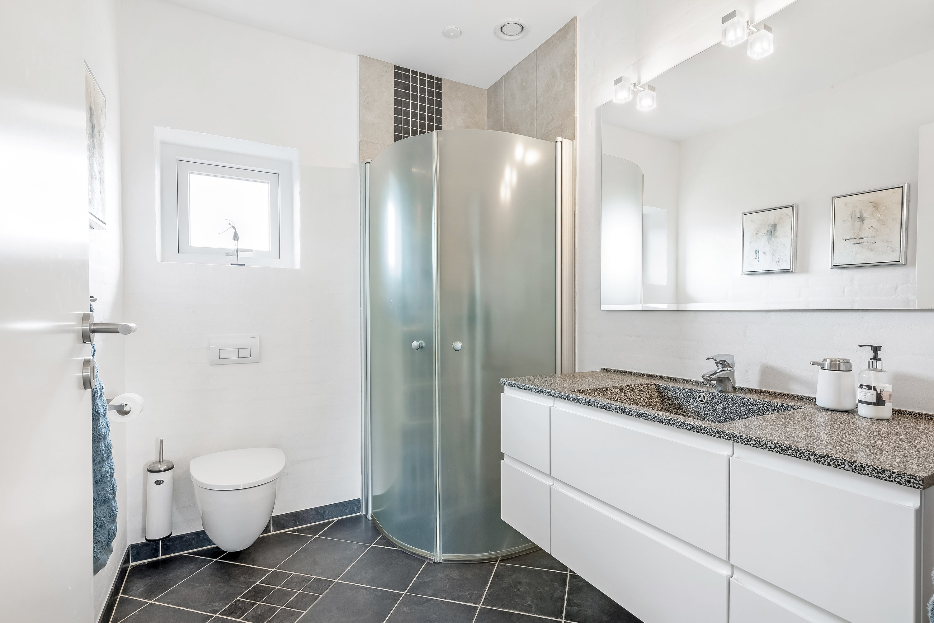 Fremhævet badeværelse billede i fuldskærmstilstand. Billede af Højgårdsparken 55, 7560 Hjerm