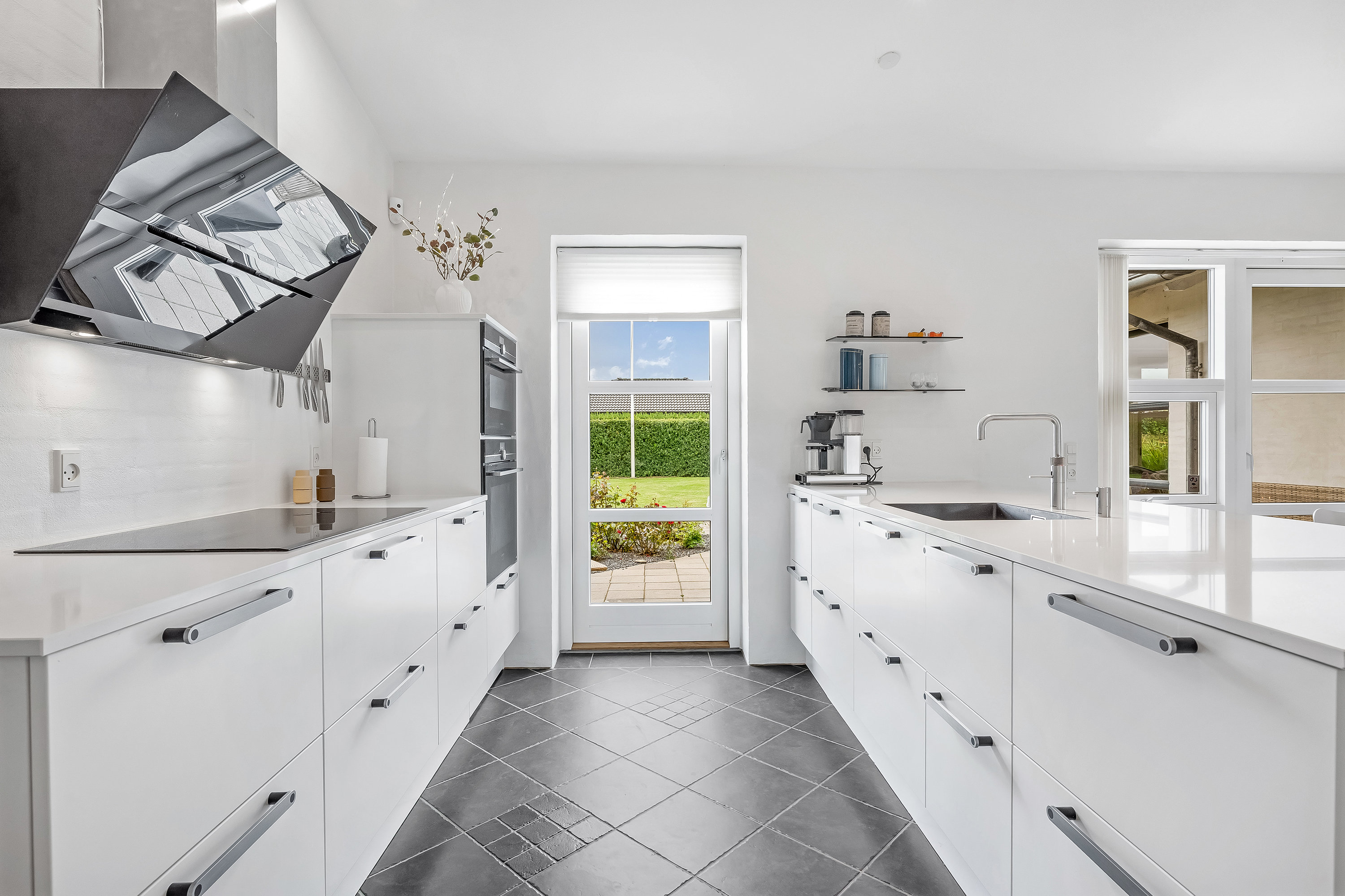 Miniaturebillede 2: køkken alrum. Billede af Højgårdsparken 55, 7560 Hjerm