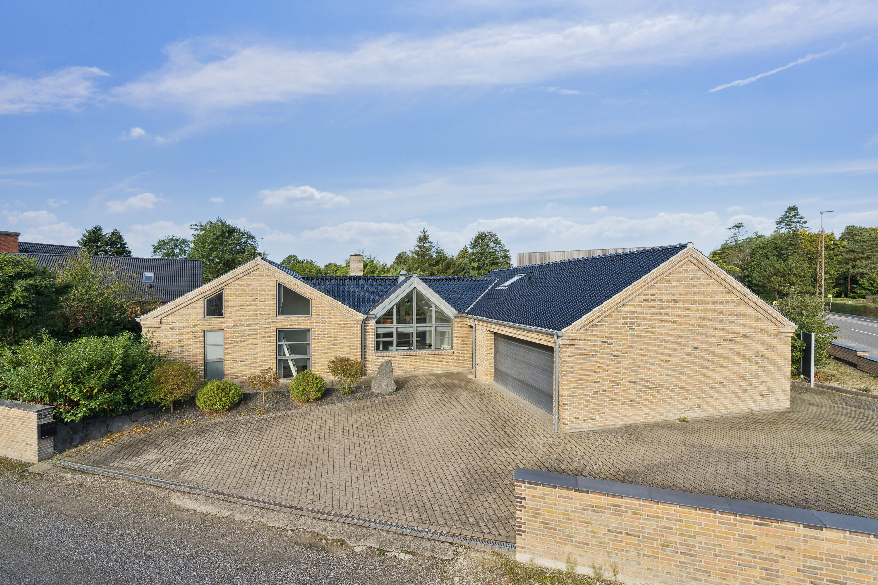 Miniaturebillede 1: set fra vejen. Billede af Ålykkevej 2A, Sejs-Svejbæk, 8600 Silkeborg