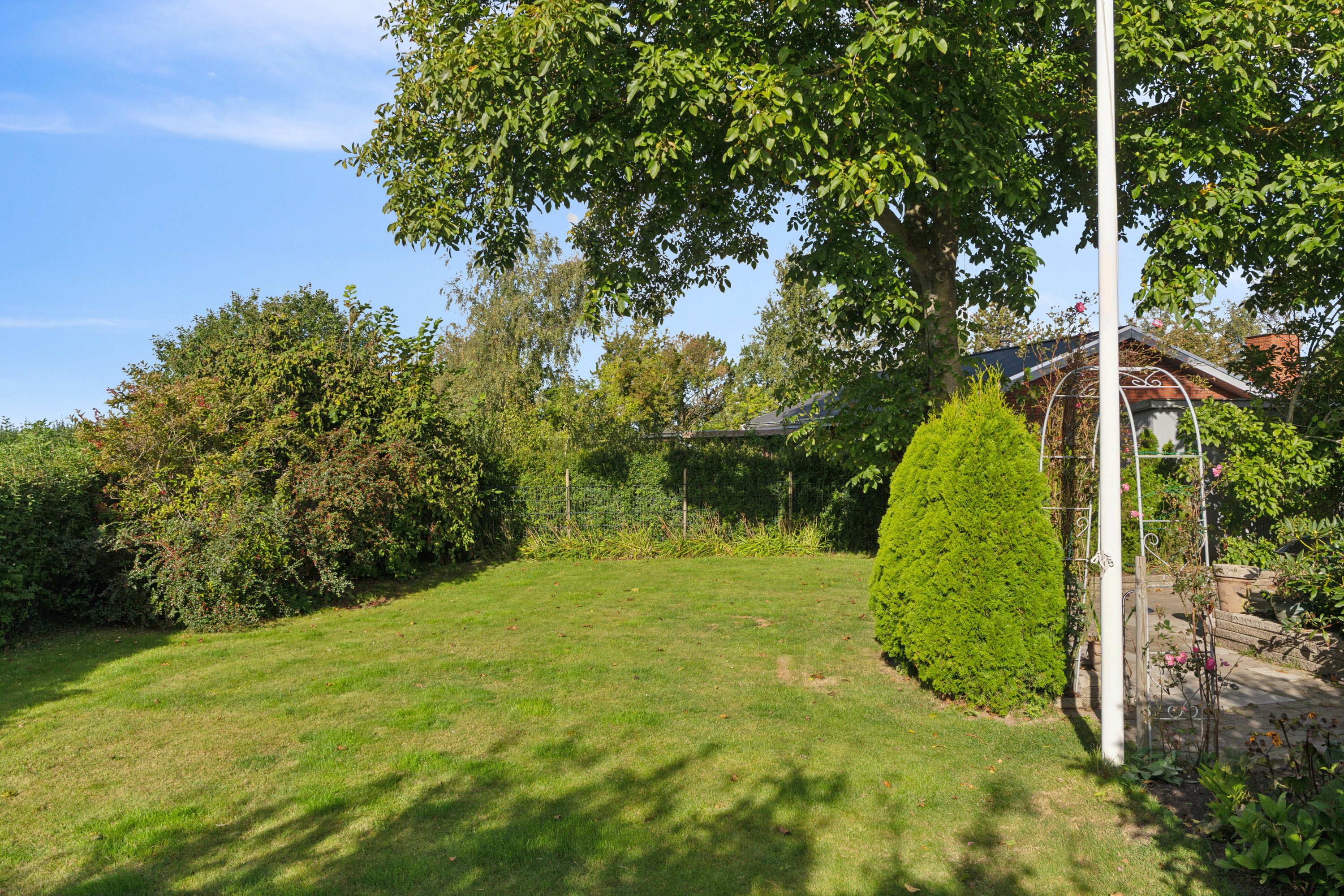 Fremhævet set fra haven billede i fuldskærmstilstand. Billede af Lindevej 28, 4760 Vordingborg