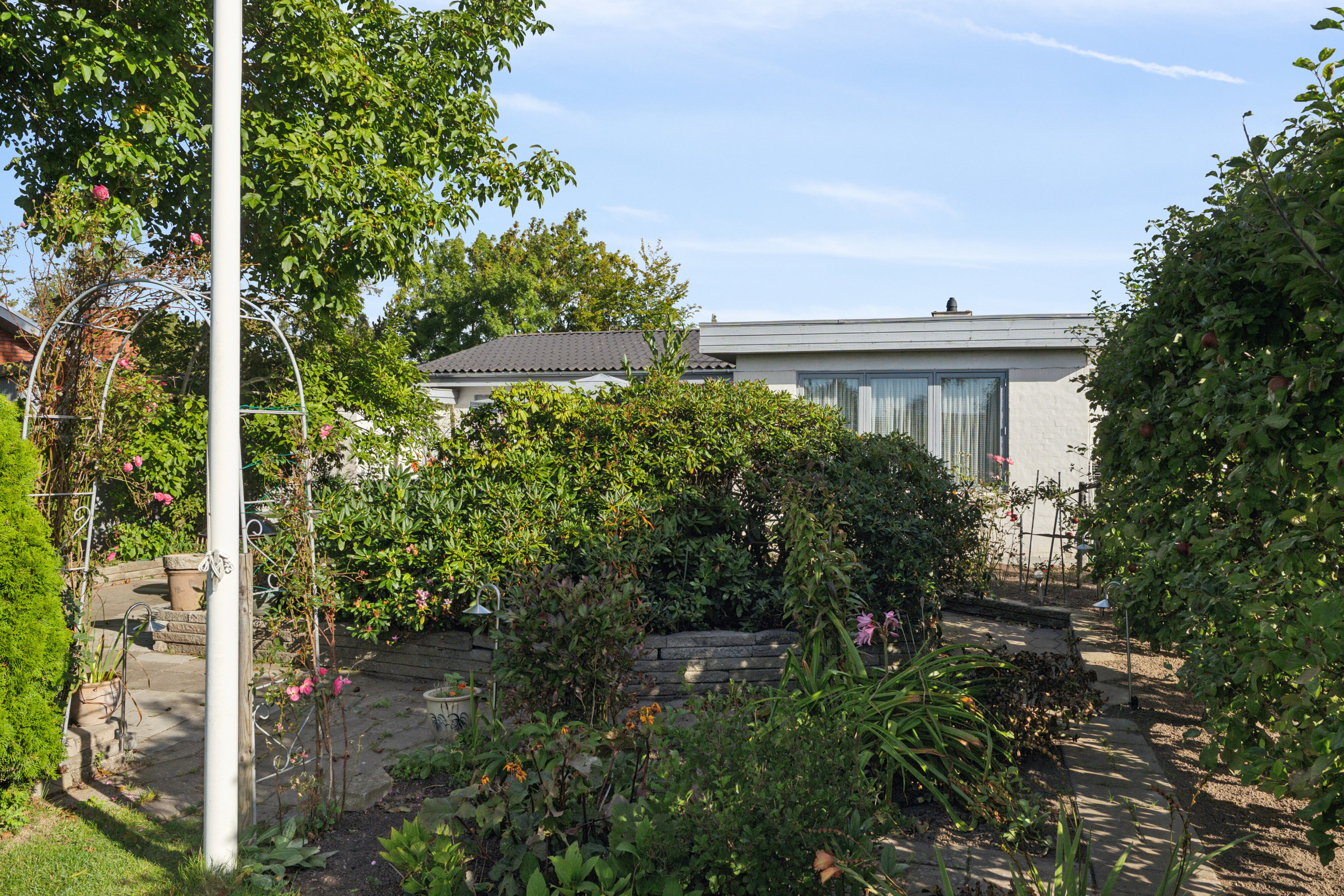 Fremhævet set fra haven billede i fuldskærmstilstand. Billede af Lindevej 28, 4760 Vordingborg