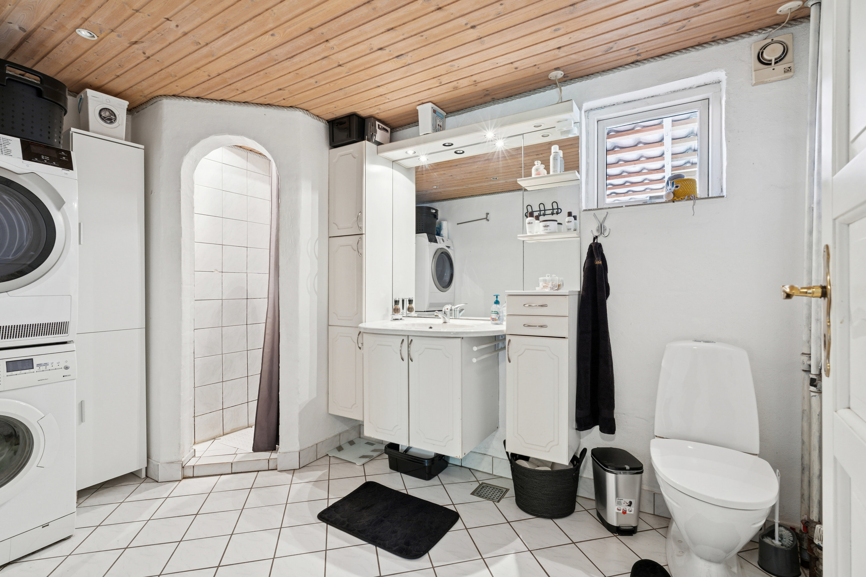 Fremhævet badeværelse billede i fuldskærmstilstand. Billede af Porsevej 2, 7470 Karup J