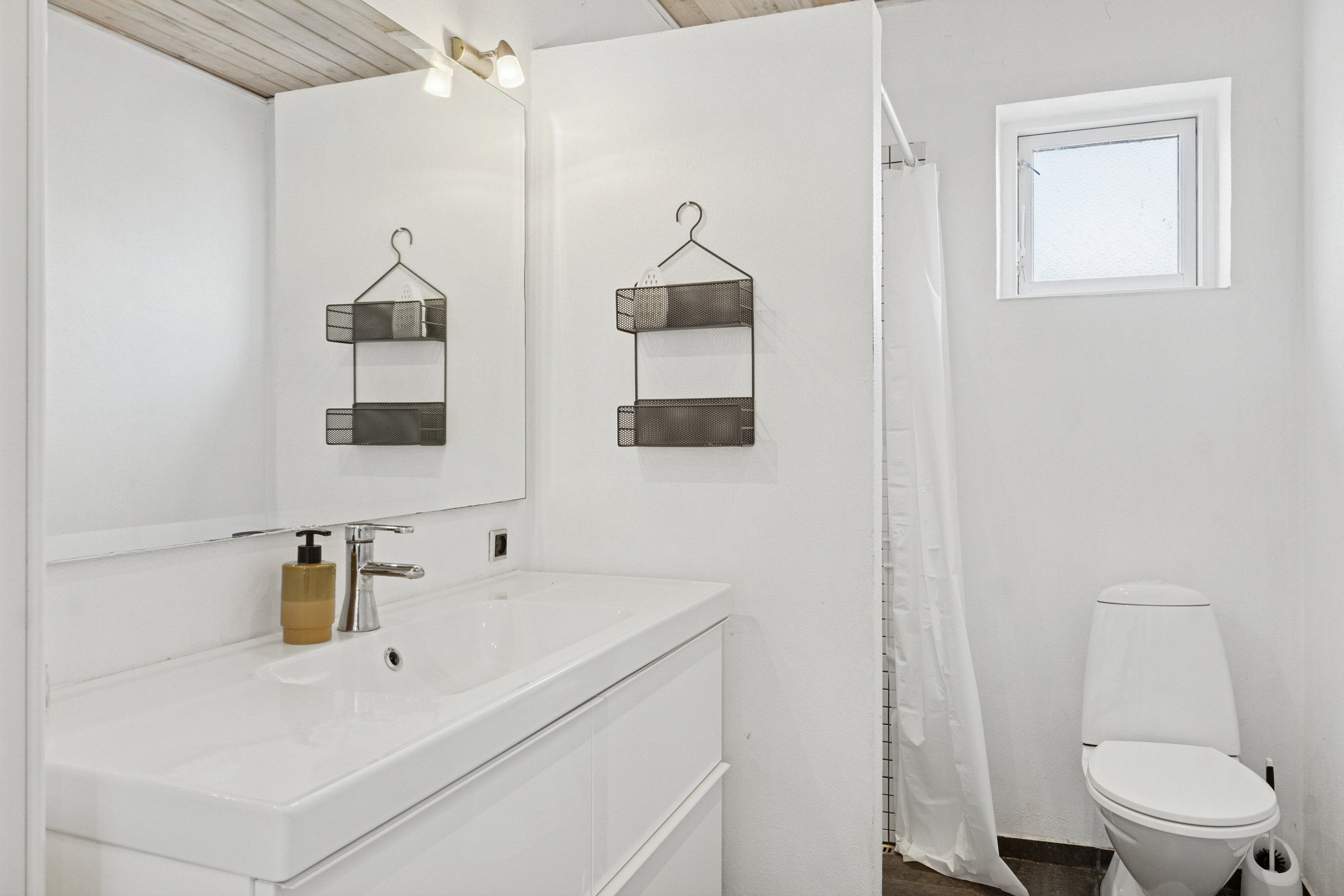 Fremhævet badeværelse billede i fuldskærmstilstand. Billede af Skagensvej 185, 9800 Hjørring