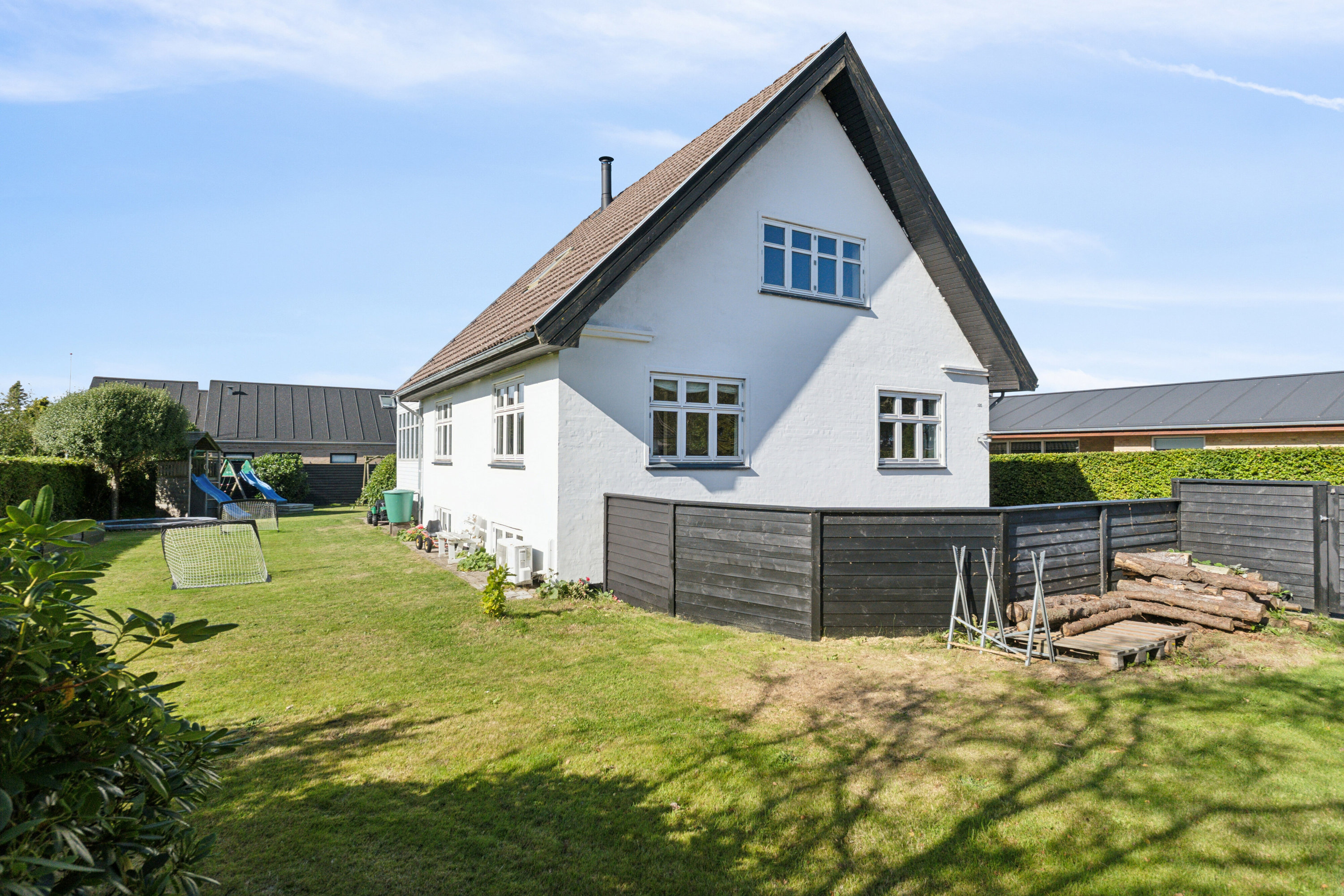 Fremhævet set fra haven billede i fuldskærmstilstand. Billede af Skagensvej 185, 9800 Hjørring