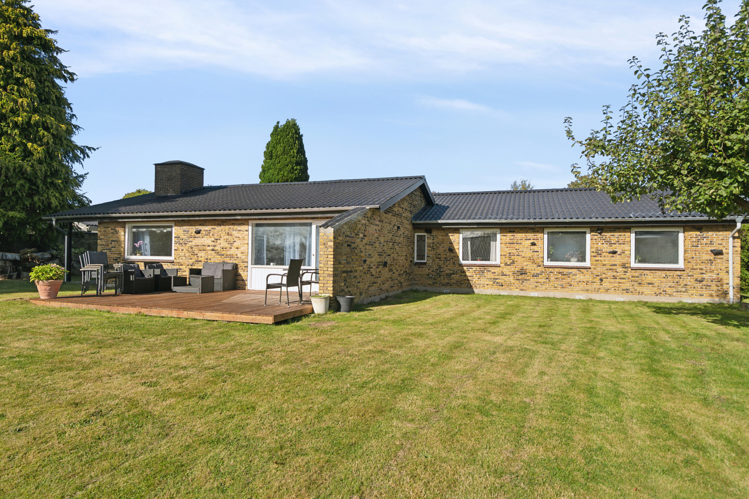 Fremhævet set fra haven billede i fuldskærmstilstand. Billede af Korup Åbakke 1, Korup, 5210 Odense NV