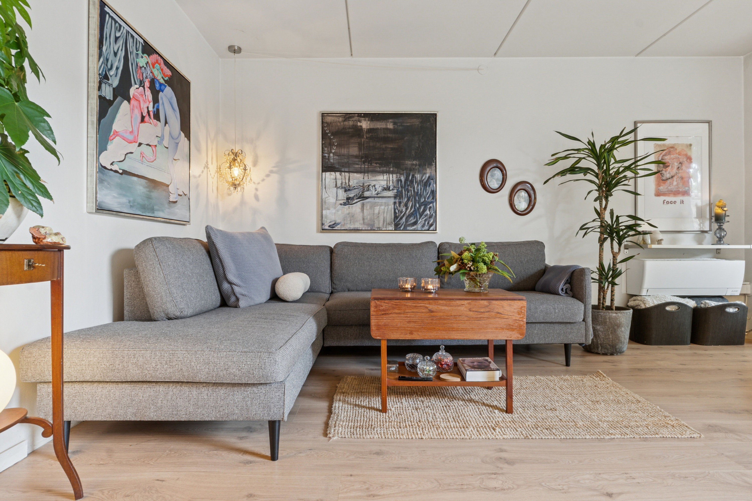 Fremhævet stue billede i fuldskærmstilstand. Billede af Holmekrogen 24, 2830 Virum