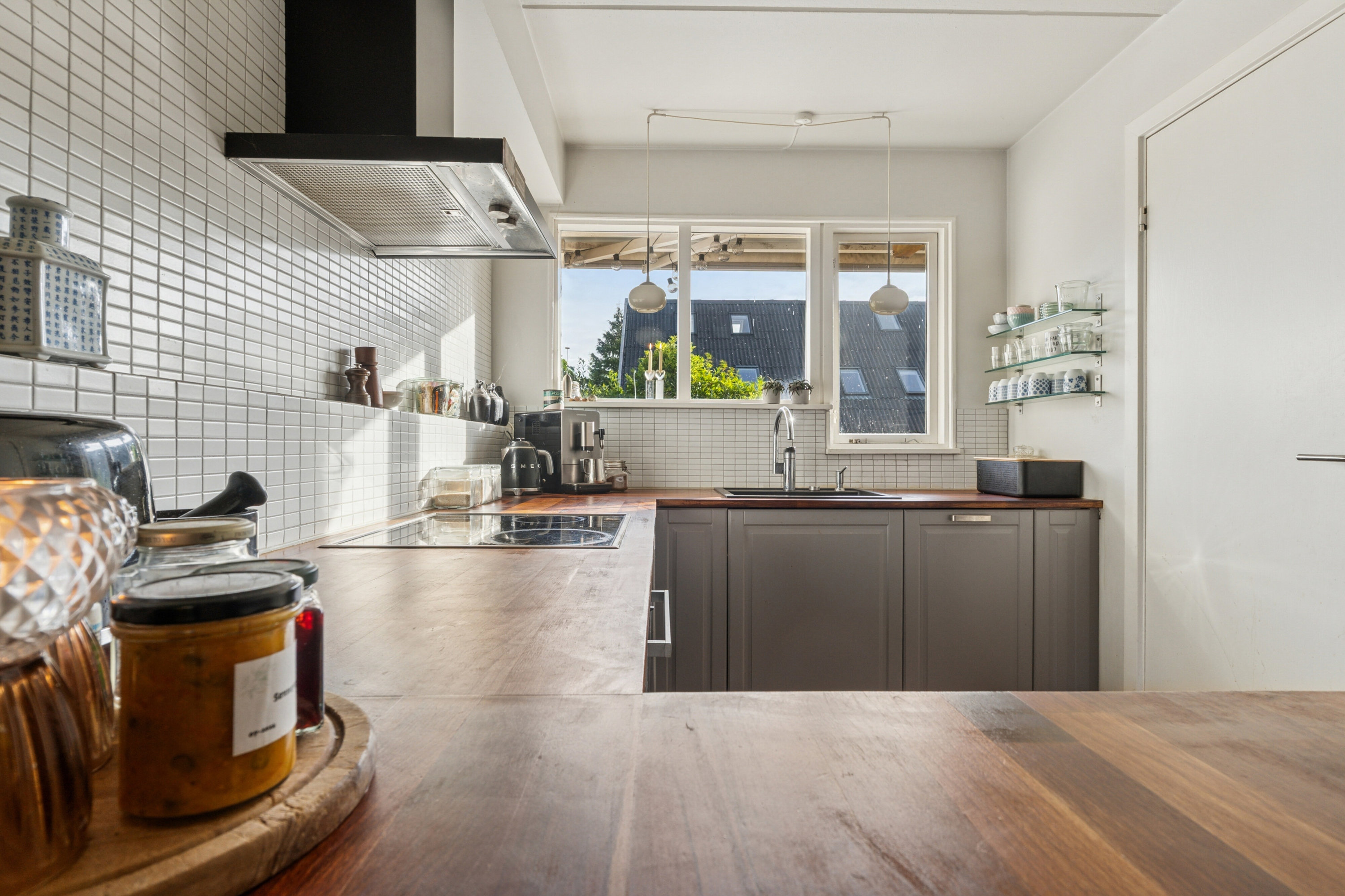 Fremhævet køkken billede i fuldskærmstilstand. Billede af Holmekrogen 24, 2830 Virum