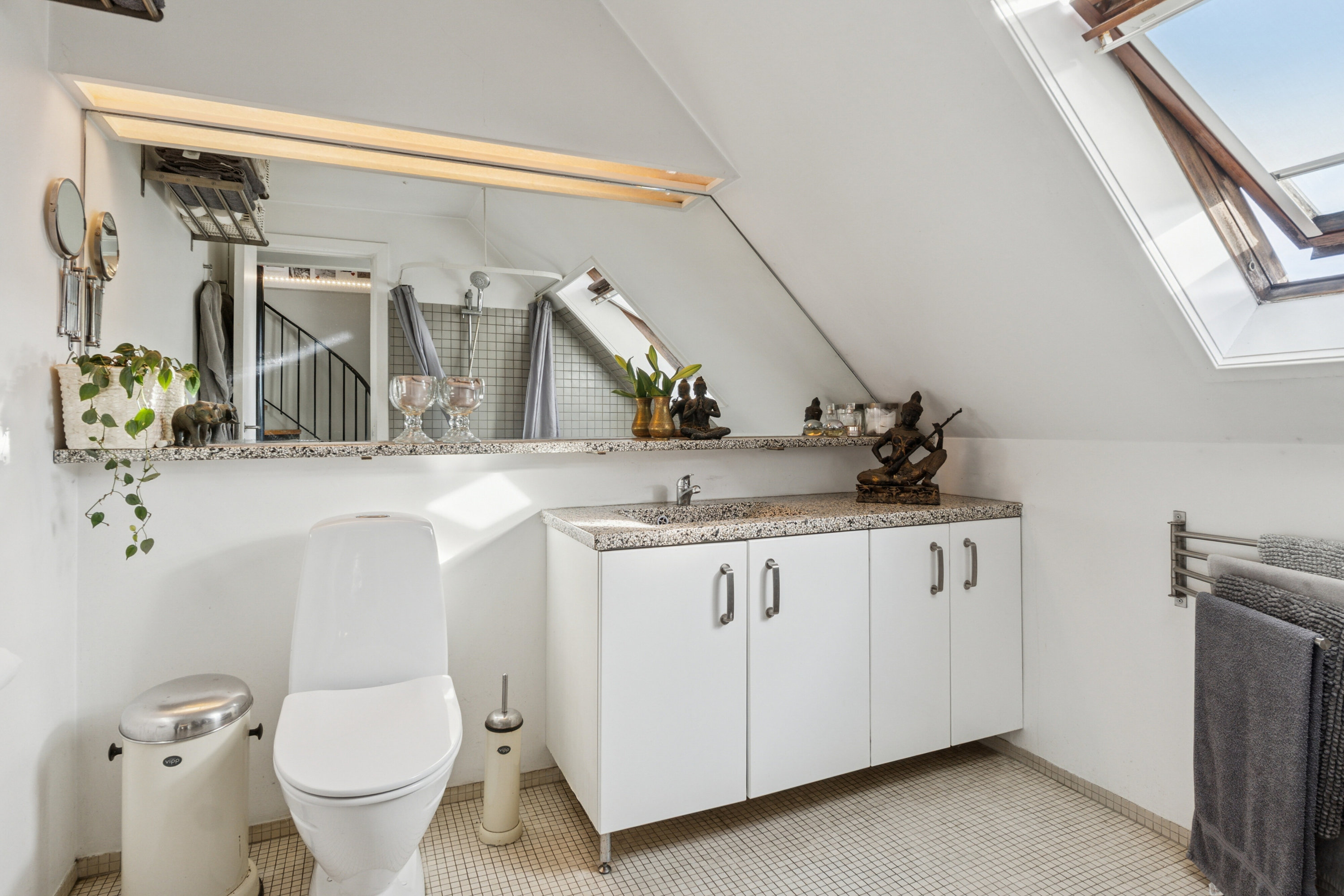 Fremhævet badeværelse billede i fuldskærmstilstand. Billede af Holmekrogen 24, 2830 Virum