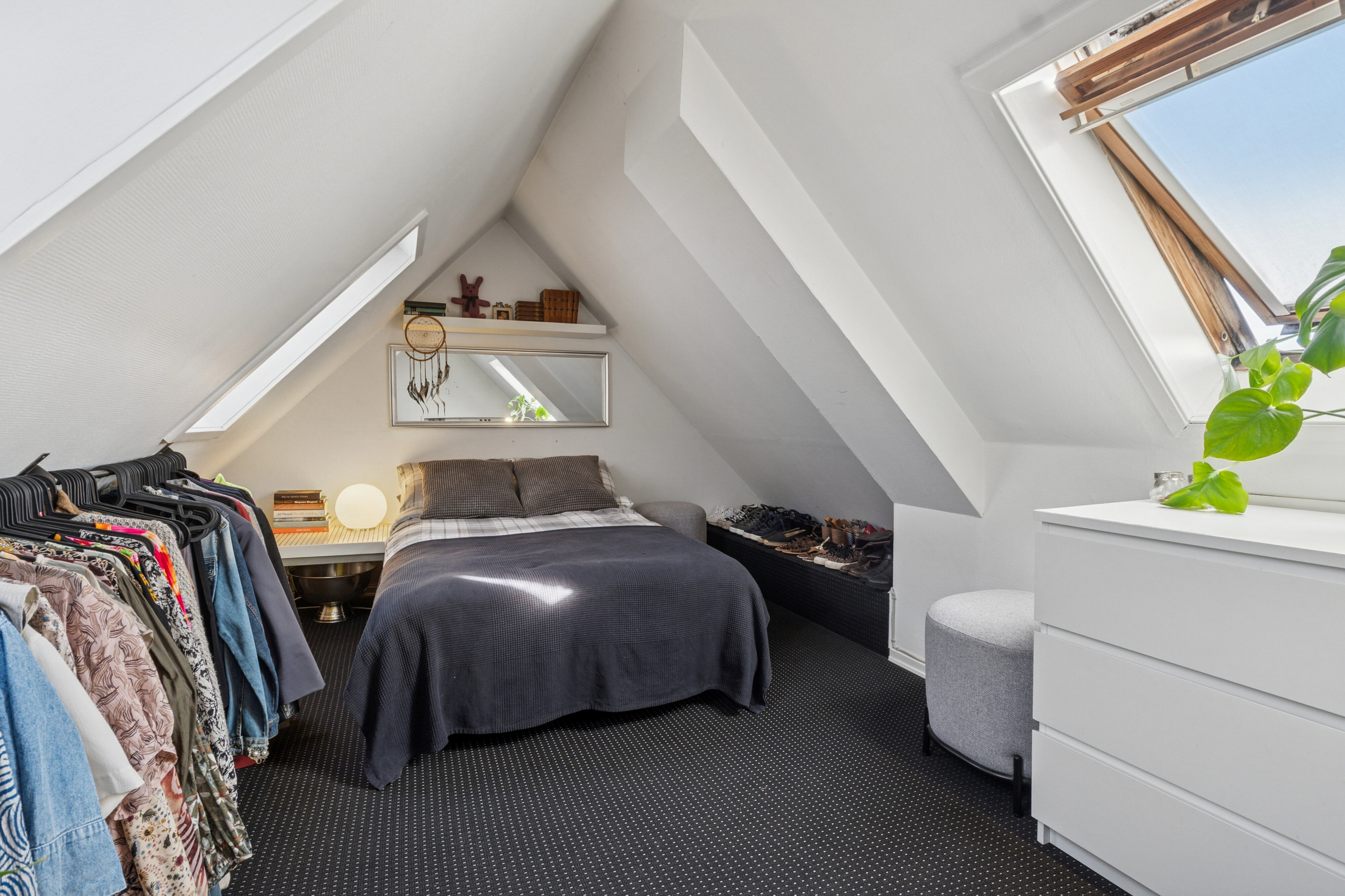 Fremhævet soveværelse billede i fuldskærmstilstand. Billede af Holmekrogen 24, 2830 Virum