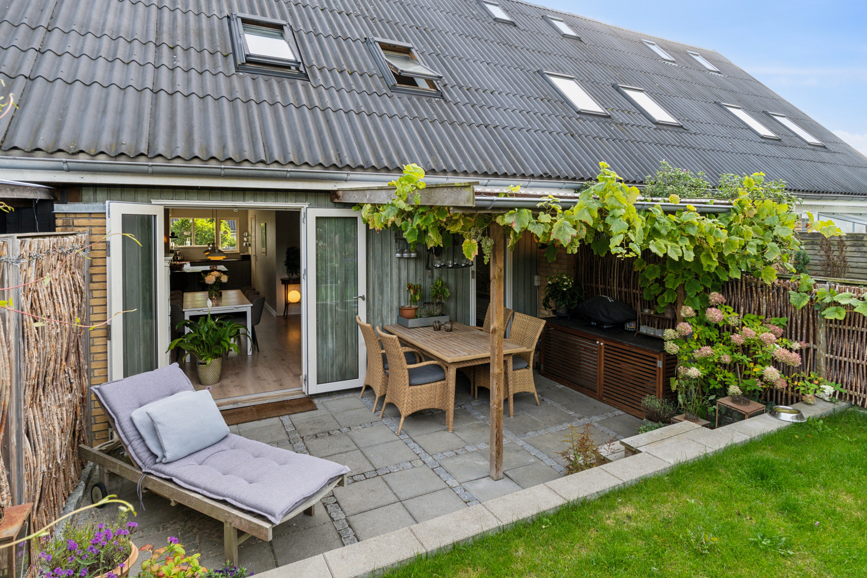 Fremhævet overdækket terrasse billede i fuldskærmstilstand. Billede af Holmekrogen 24, 2830 Virum