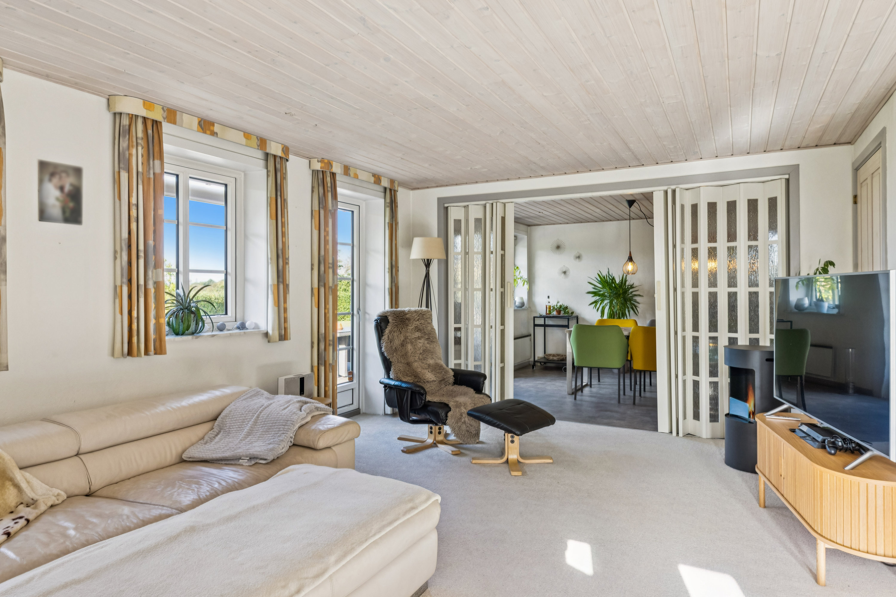 Fremhævet stue billede i fuldskærmstilstand. Billede af Koldingvej 85, Kalvslund, 6760 Ribe