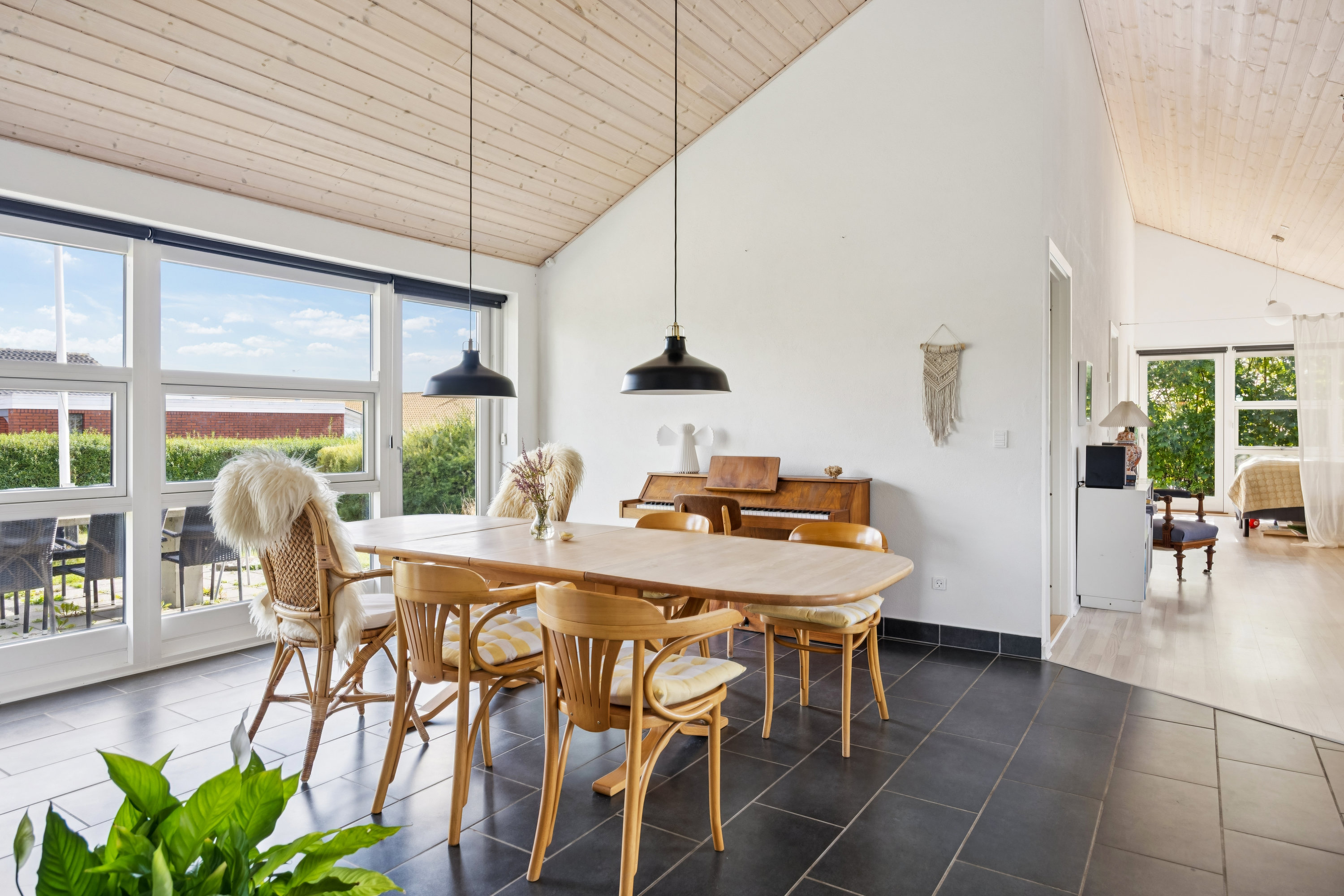 Fremhævet stue billede i fuldskærmstilstand. Billede af Skoletoften 15, 8420 Knebel