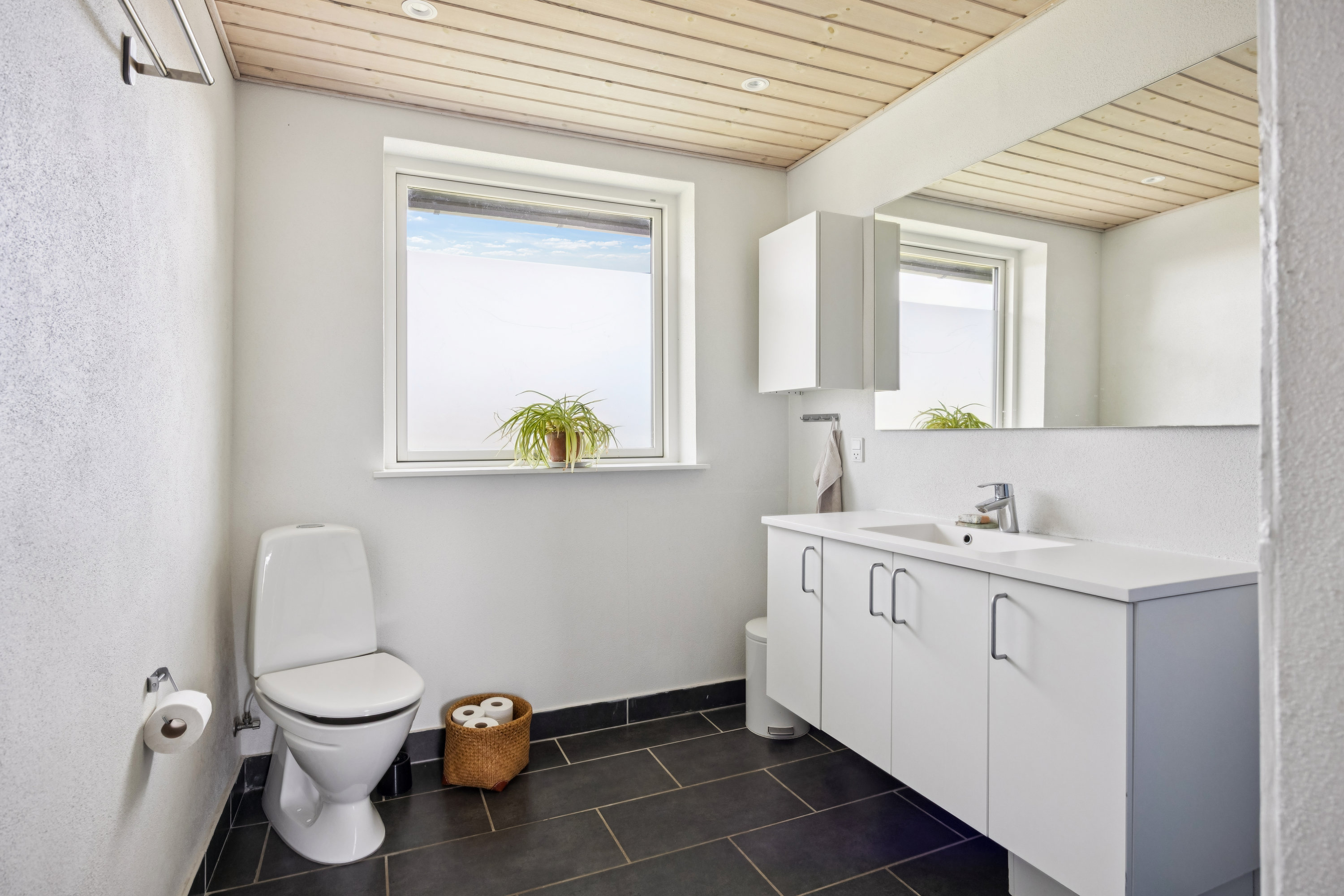 Fremhævet badeværelse billede i fuldskærmstilstand. Billede af Skoletoften 15, 8420 Knebel